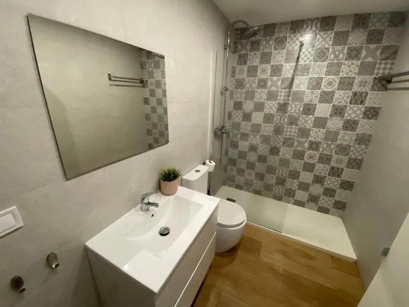 Excellent semi-detached villa for sale in Los Boliches. It sits on a 122 m² plot and has 135 m² of living space. The property features 4 bedrooms and 2 bathrooms, distributed as follows: the ground floor comprises an open-plan entrance hall, living-dining