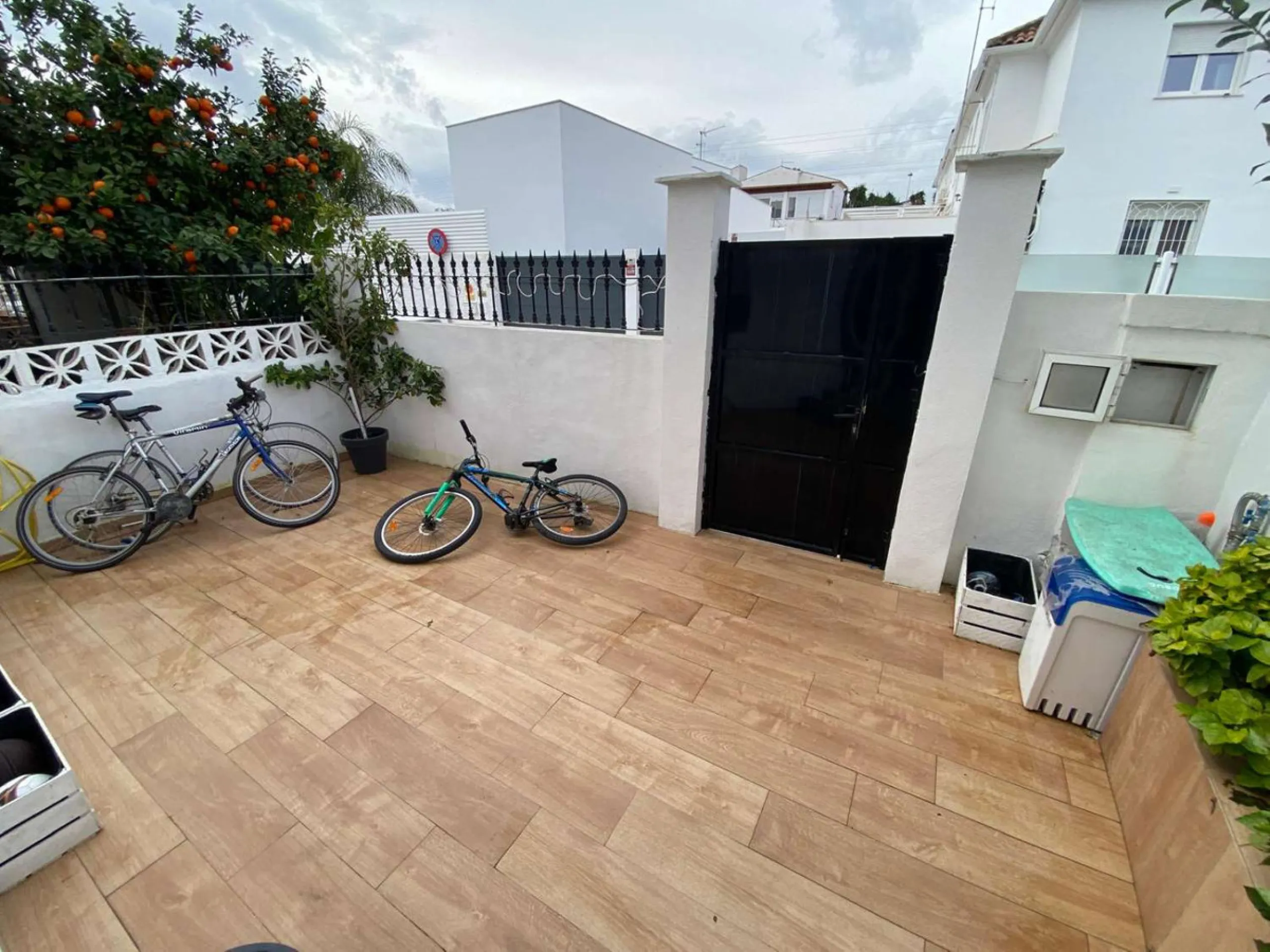Excellent semi-detached villa for sale in Los Boliches. It sits on a 122 m² plot and has 135 m² of living space. The property features 4 bedrooms and 2 bathrooms, distributed as follows: the ground floor comprises an open-plan entrance hall, living-dining