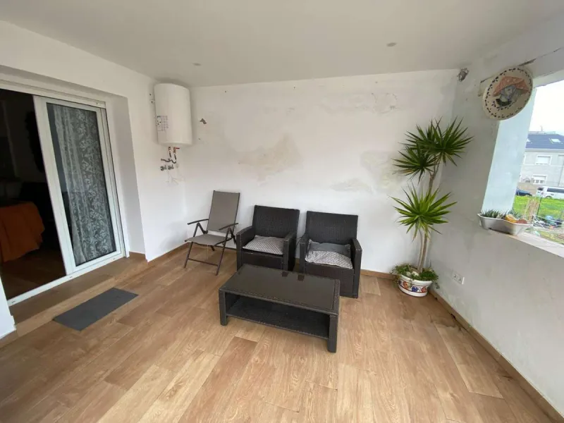 Excellent semi-detached villa for sale in Los Boliches. It sits on a 122 m² plot and has 135 m² of living space. The property features 4 bedrooms and 2 bathrooms, distributed as follows: the ground floor comprises an open-plan entrance hall, living-dining