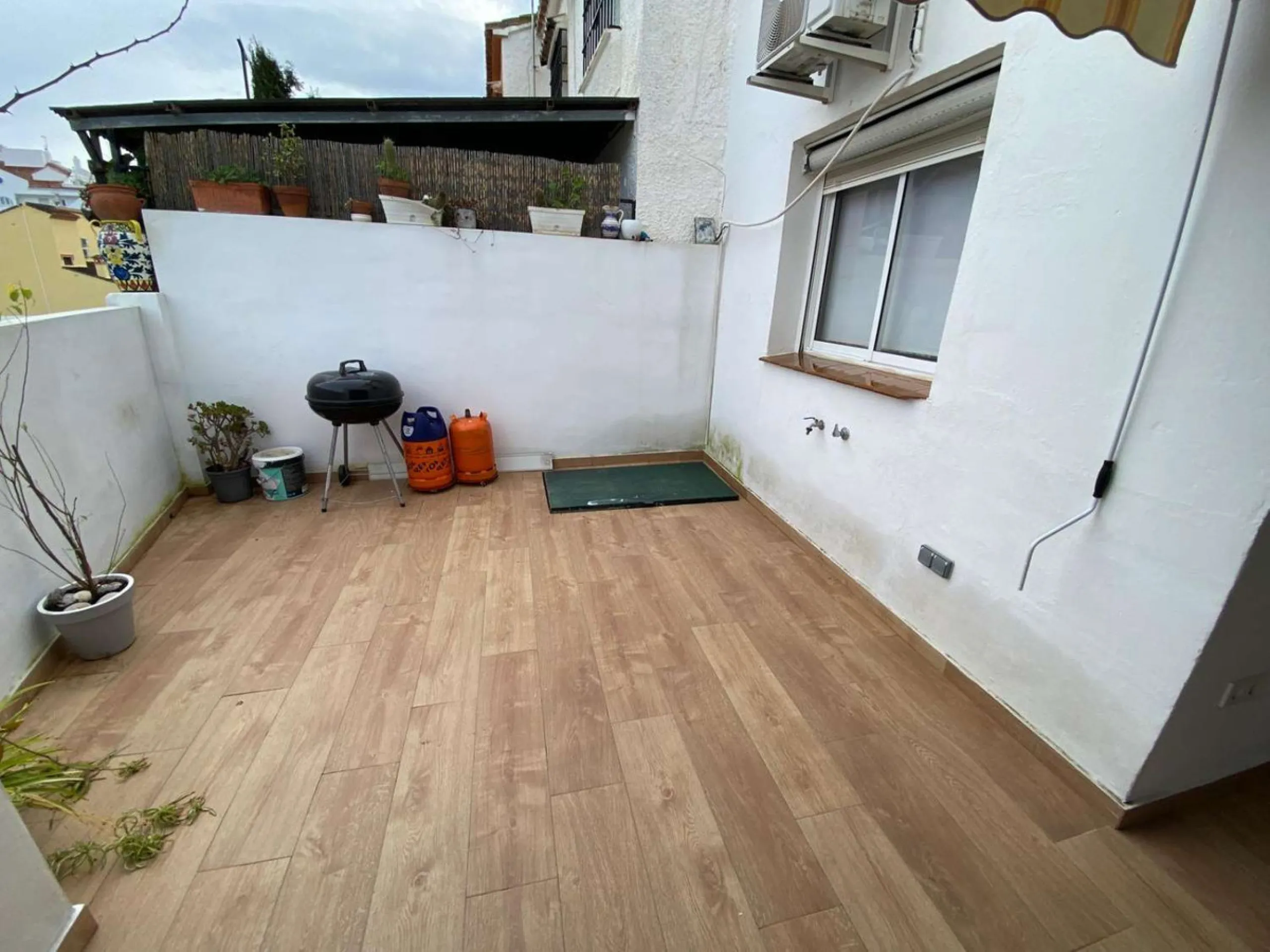 Excellent semi-detached villa for sale in Los Boliches. It sits on a 122 m² plot and has 135 m² of living space. The property features 4 bedrooms and 2 bathrooms, distributed as follows: the ground floor comprises an open-plan entrance hall, living-dining