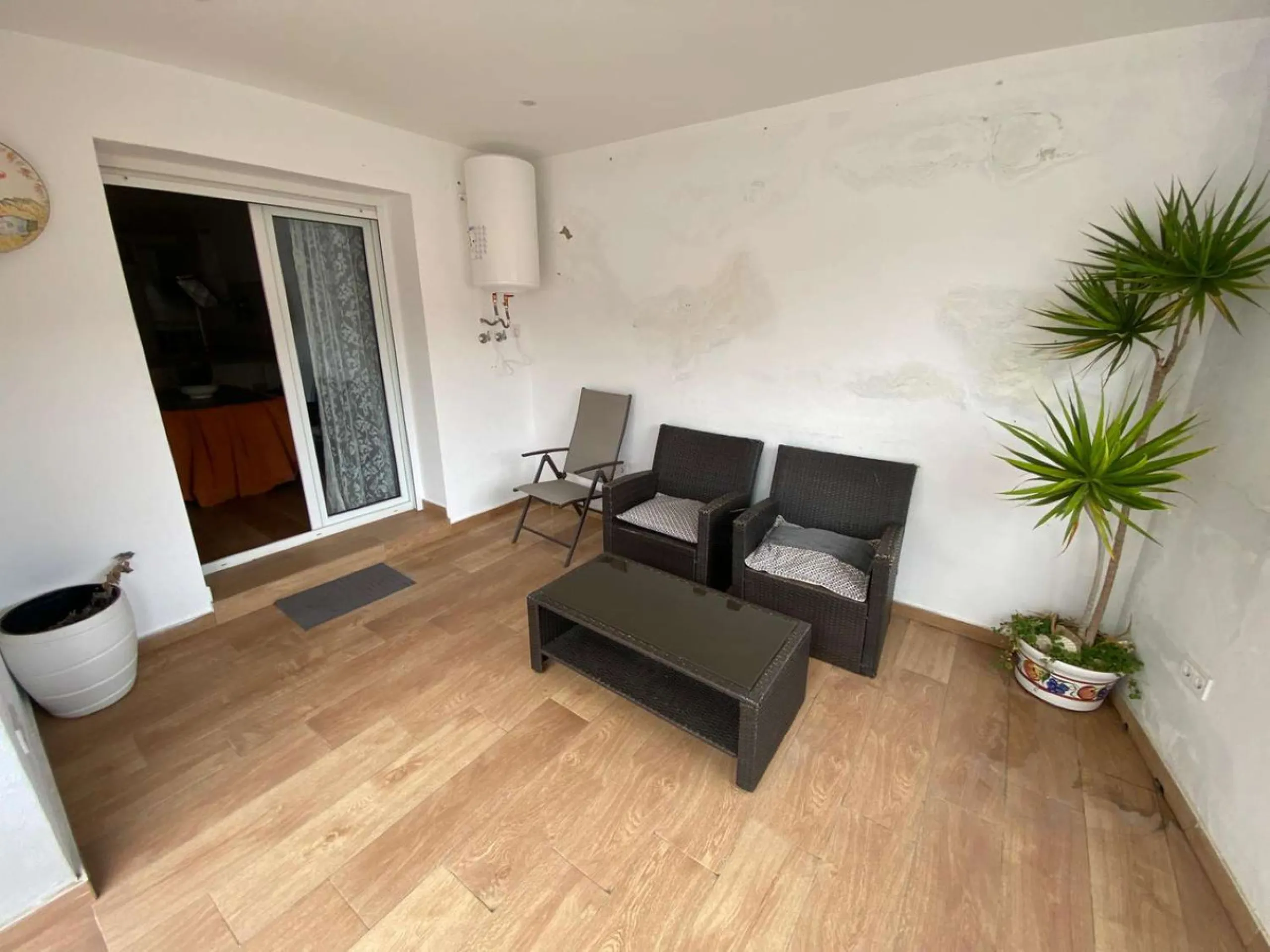 Excellent semi-detached villa for sale in Los Boliches. It sits on a 122 m² plot and has 135 m² of living space. The property features 4 bedrooms and 2 bathrooms, distributed as follows: the ground floor comprises an open-plan entrance hall, living-dining