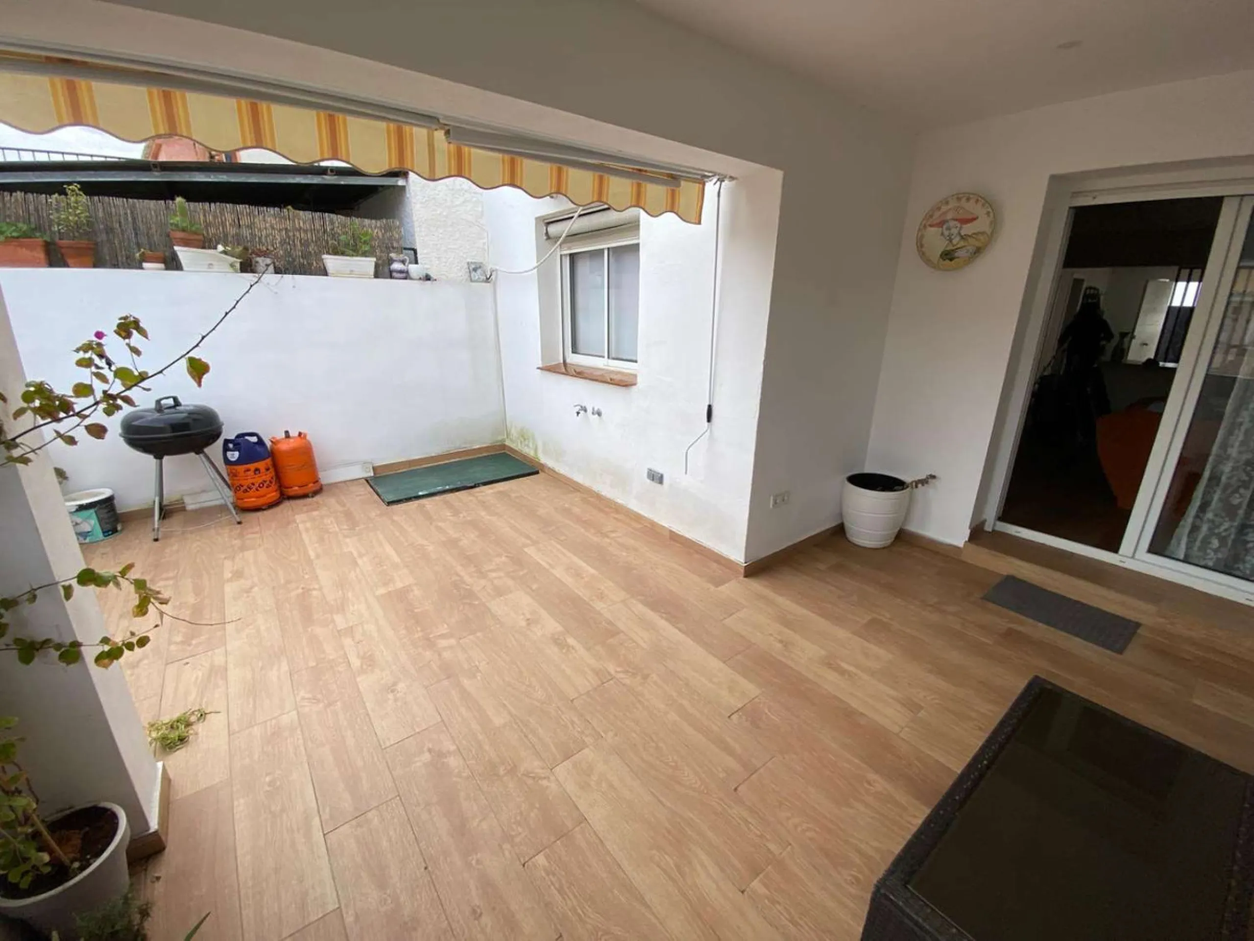 Excellent semi-detached villa for sale in Los Boliches. It sits on a 122 m² plot and has 135 m² of living space. The property features 4 bedrooms and 2 bathrooms, distributed as follows: the ground floor comprises an open-plan entrance hall, living-dining