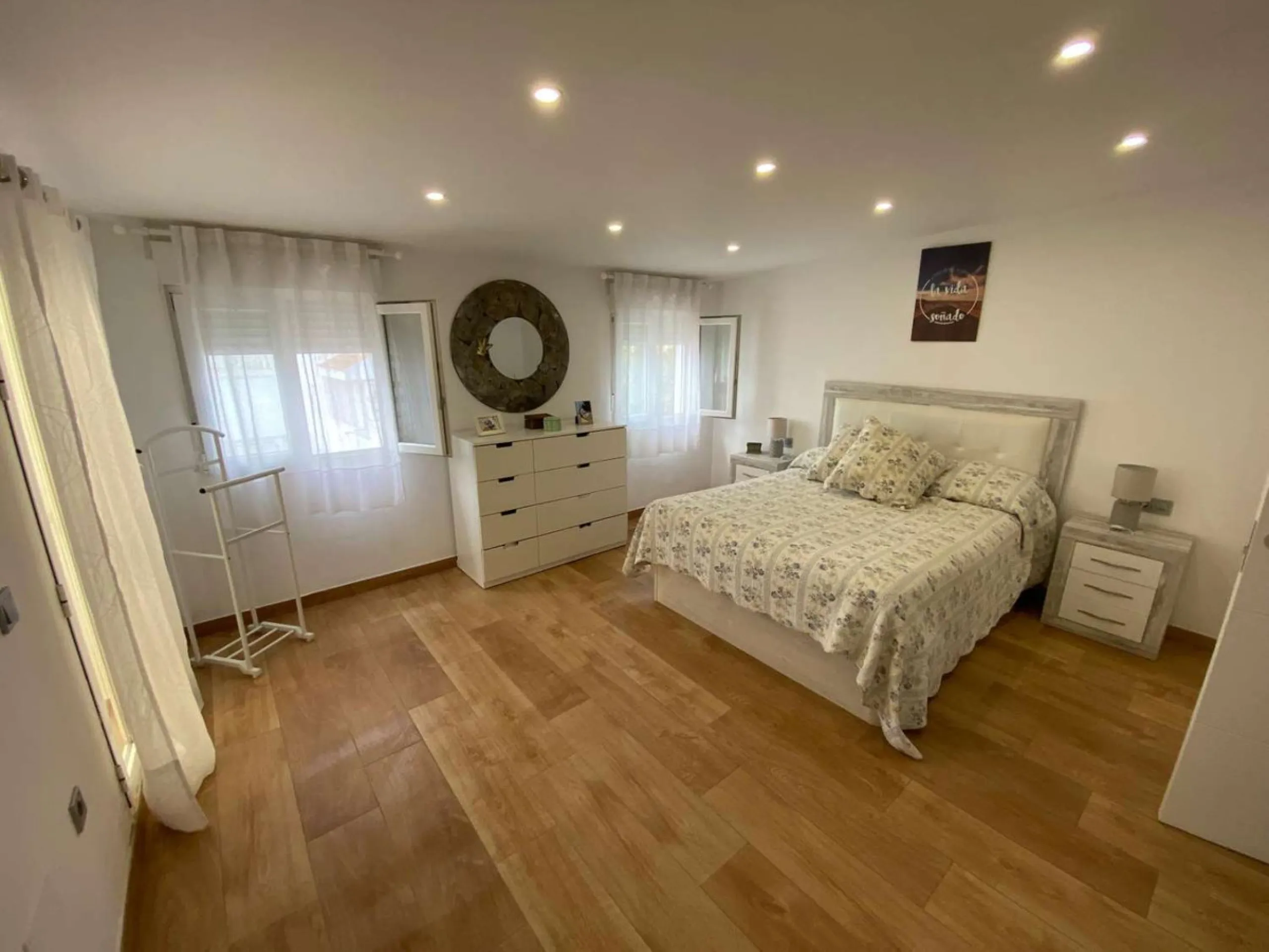 Excellent semi-detached villa for sale in Los Boliches. It sits on a 122 m² plot and has 135 m² of living space. The property features 4 bedrooms and 2 bathrooms, distributed as follows: the ground floor comprises an open-plan entrance hall, living-dining