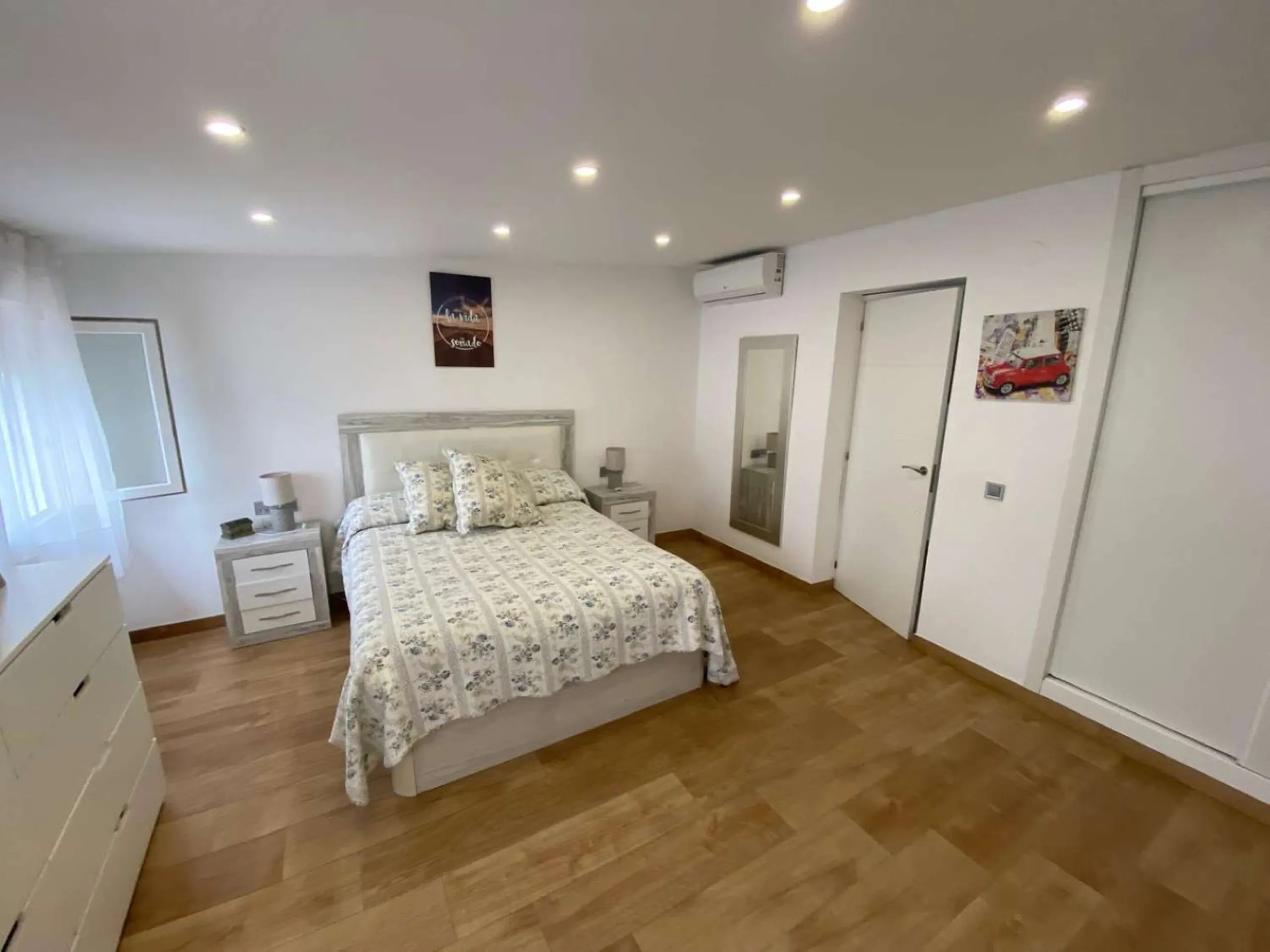 Excellent semi-detached villa for sale in Los Boliches. It sits on a 122 m² plot and has 135 m² of living space. The property features 4 bedrooms and 2 bathrooms, distributed as follows: the ground floor comprises an open-plan entrance hall, living-dining