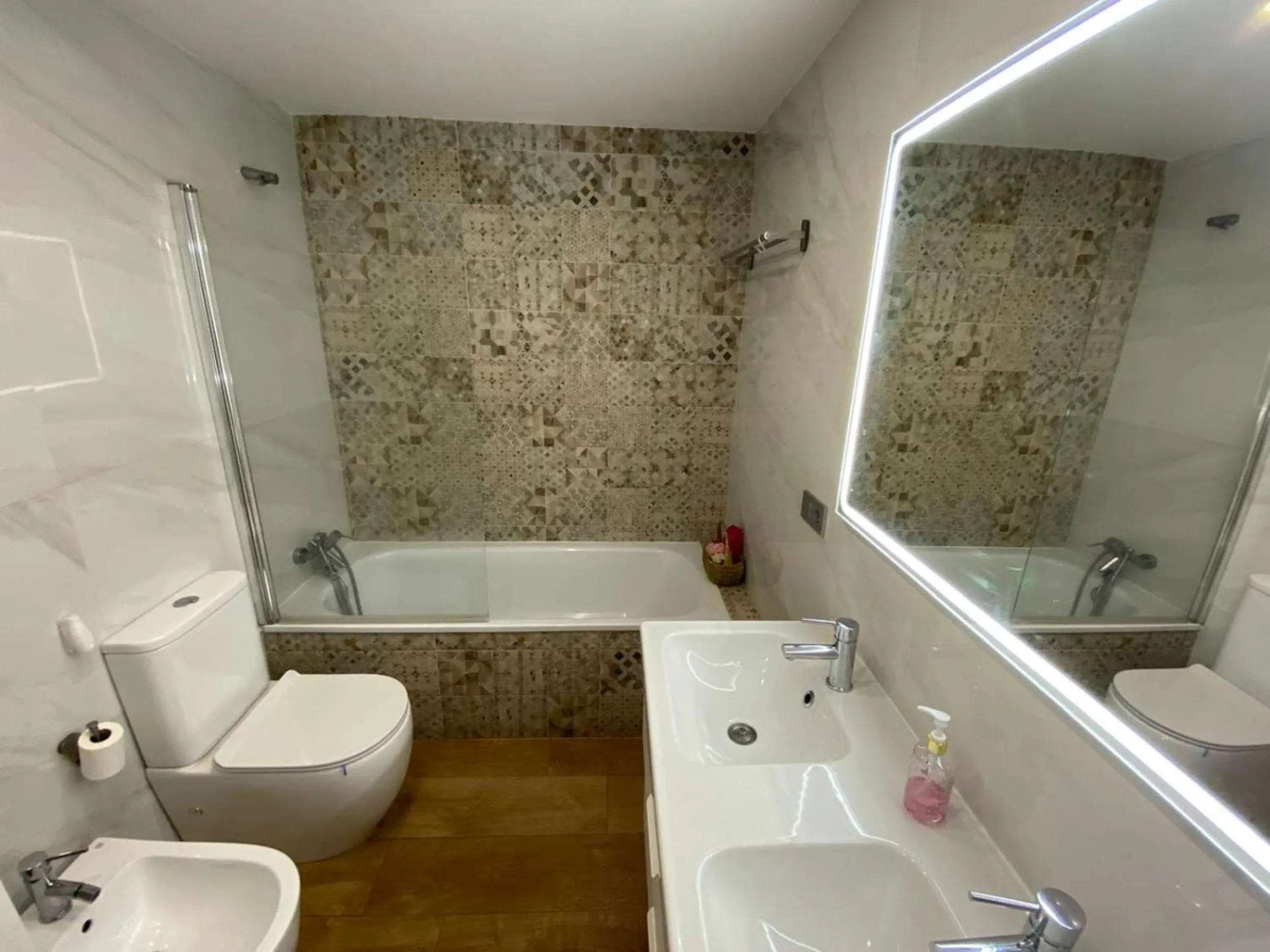 Excellent semi-detached villa for sale in Los Boliches. It sits on a 122 m² plot and has 135 m² of living space. The property features 4 bedrooms and 2 bathrooms, distributed as follows: the ground floor comprises an open-plan entrance hall, living-dining