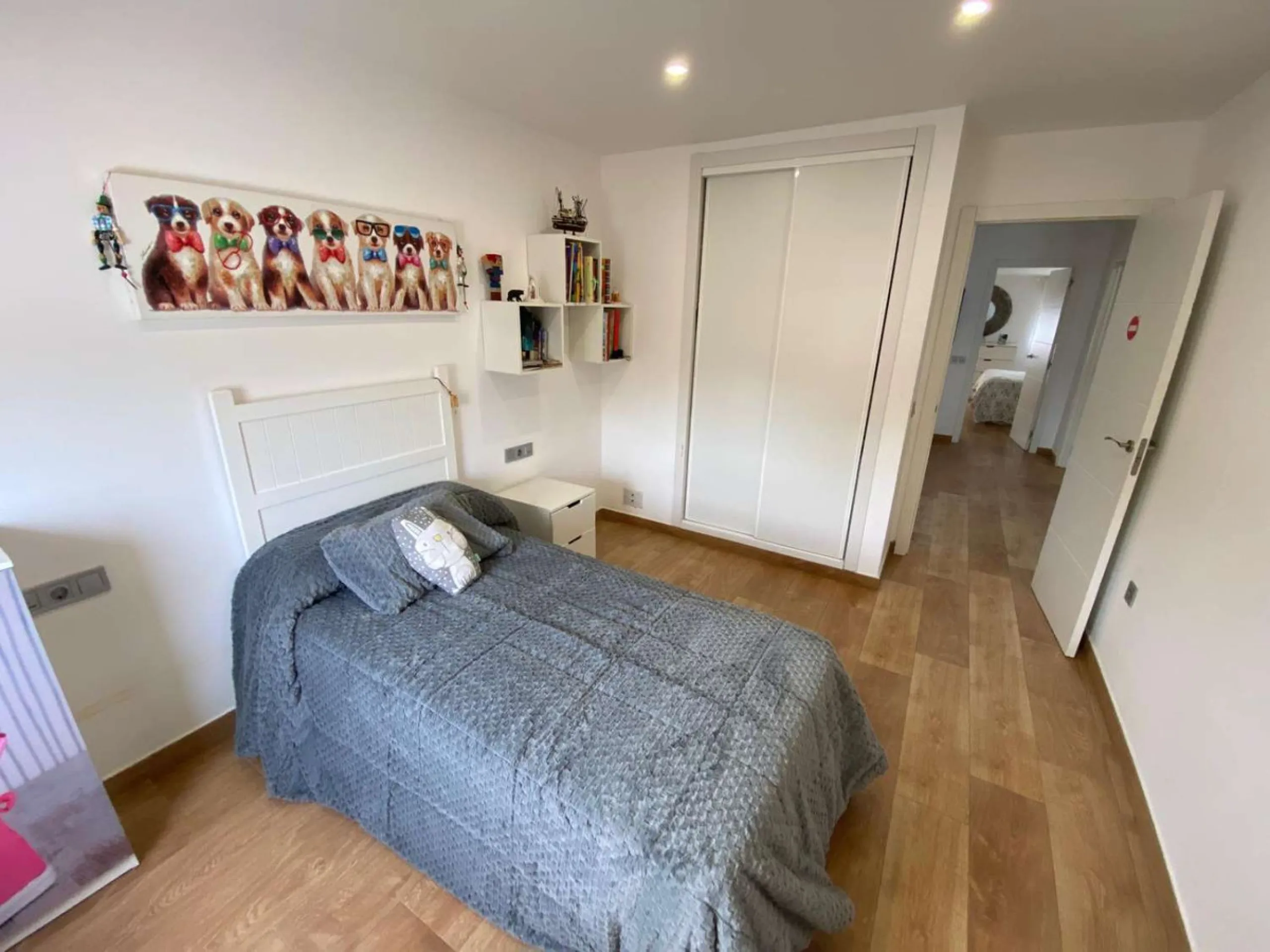 Excellent semi-detached villa for sale in Los Boliches. It sits on a 122 m² plot and has 135 m² of living space. The property features 4 bedrooms and 2 bathrooms, distributed as follows: the ground floor comprises an open-plan entrance hall, living-dining