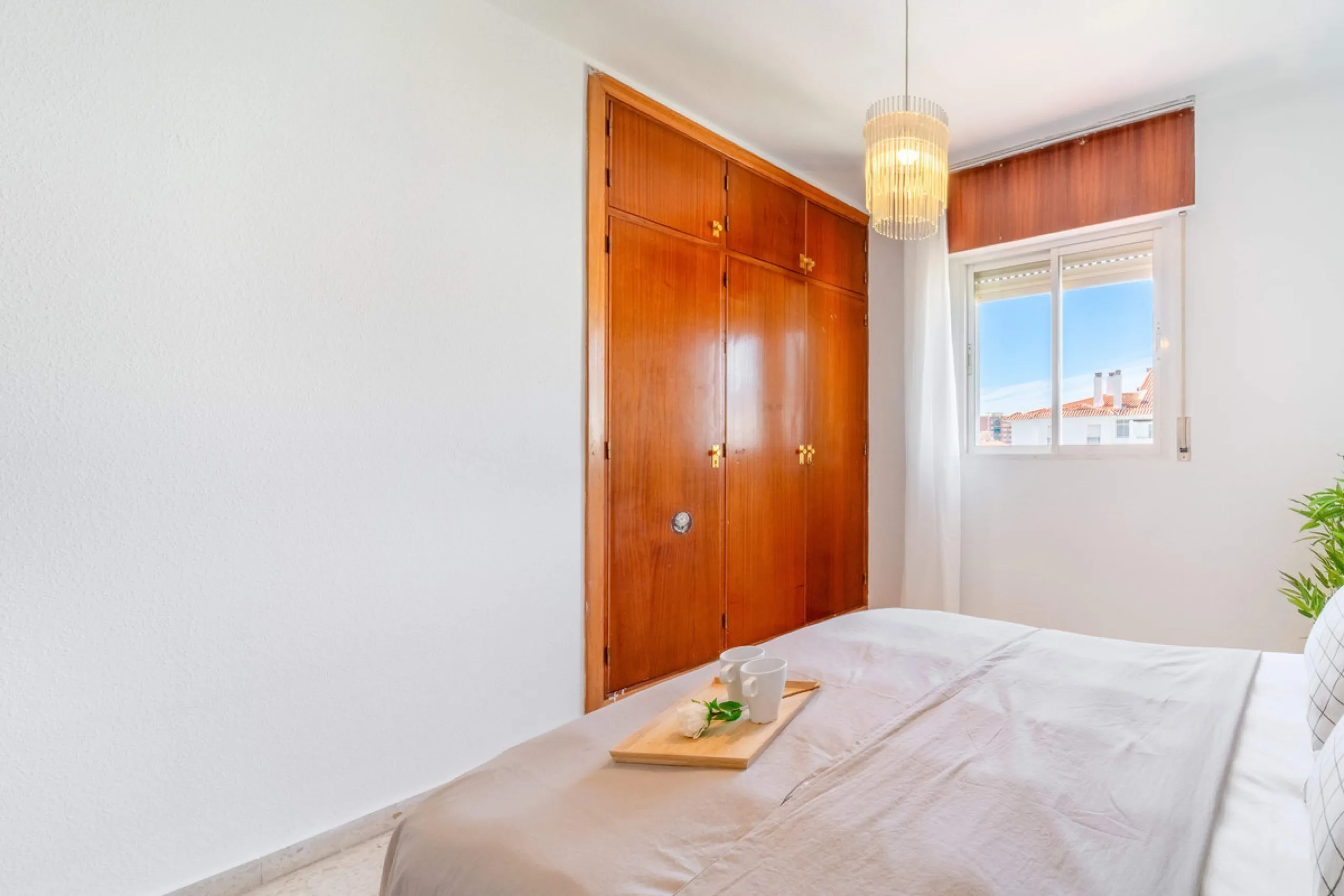 We present this fantastic top-floor apartment, fully exterior, standing out for its spaciousness, brightness, and beautiful open views.