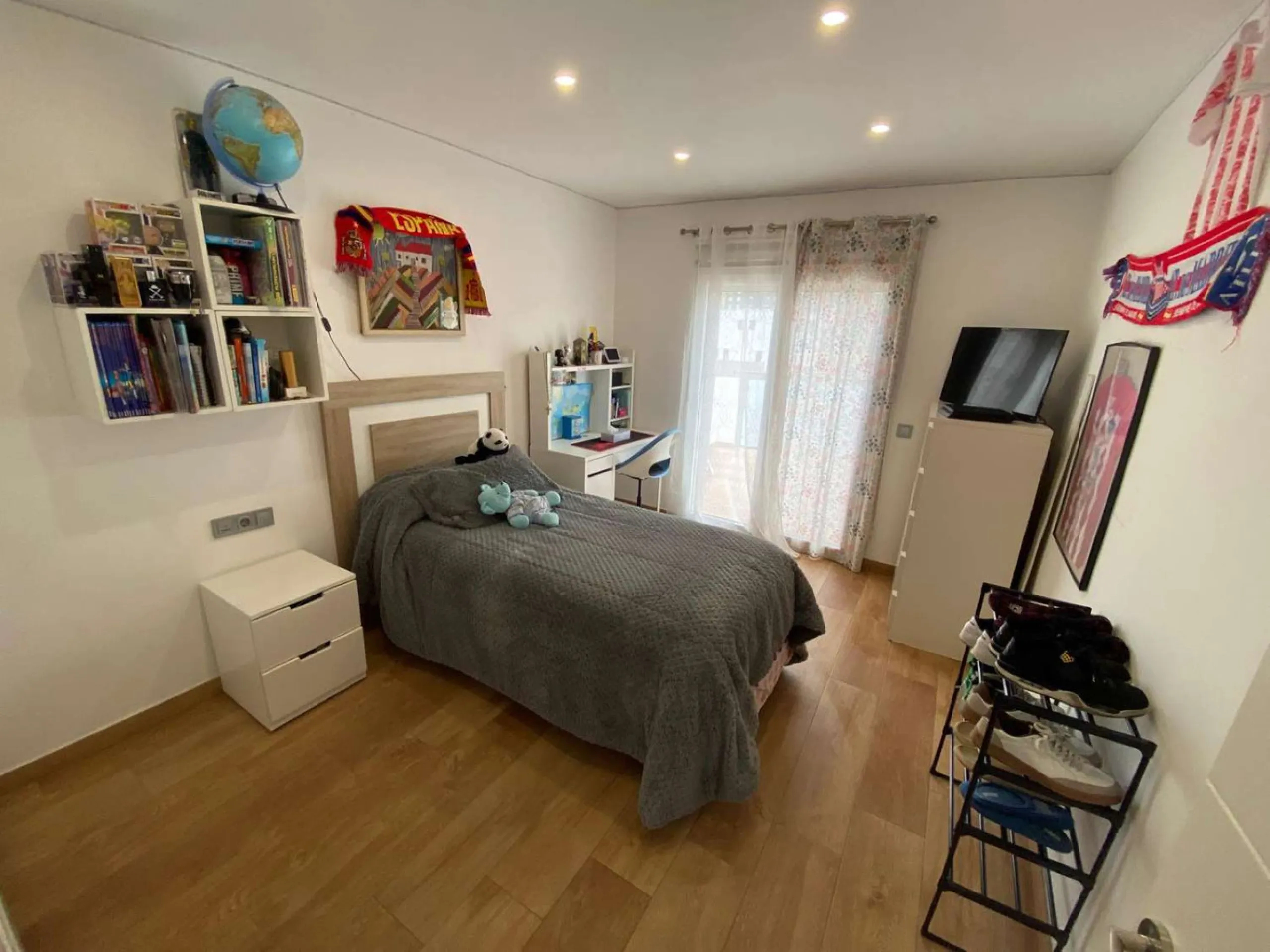 Excellent semi-detached villa for sale in Los Boliches. It sits on a 122 m² plot and has 135 m² of living space. The property features 4 bedrooms and 2 bathrooms, distributed as follows: the ground floor comprises an open-plan entrance hall, living-dining