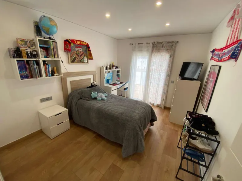 Excellent semi-detached villa for sale in Los Boliches. It sits on a 122 m² plot and has 135 m² of living space. The property features 4 bedrooms and 2 bathrooms, distributed as follows: the ground floor comprises an open-plan entrance hall, living-dining