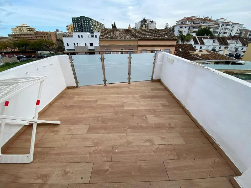Excellent semi-detached villa for sale in Los Boliches. It sits on a 122 m² plot and has 135 m² of living space. The property features 4 bedrooms and 2 bathrooms, distributed as follows: the ground floor comprises an open-plan entrance hall, living-dining