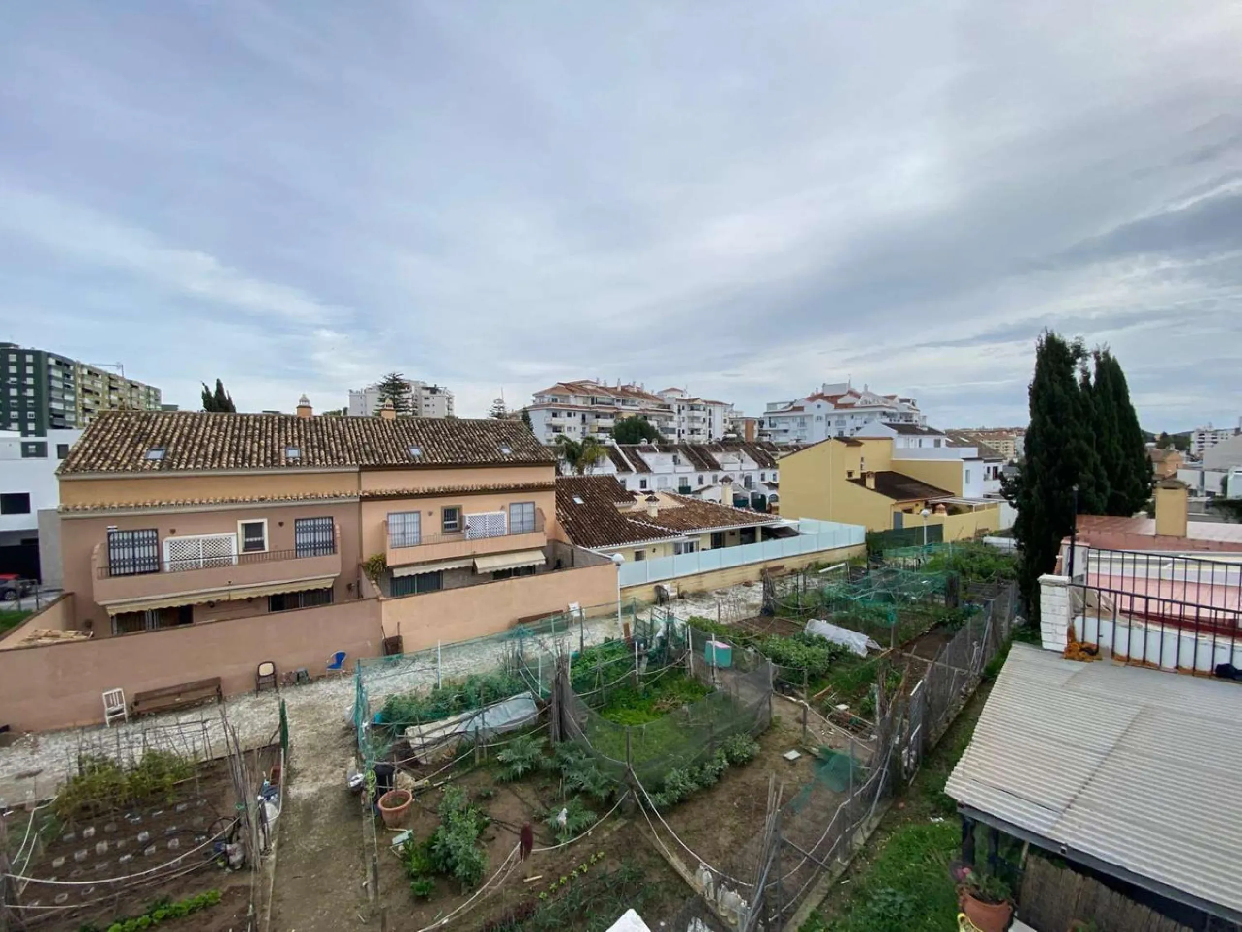 Excellent semi-detached villa for sale in Los Boliches. It sits on a 122 m² plot and has 135 m² of living space. The property features 4 bedrooms and 2 bathrooms, distributed as follows: the ground floor comprises an open-plan entrance hall, living-dining