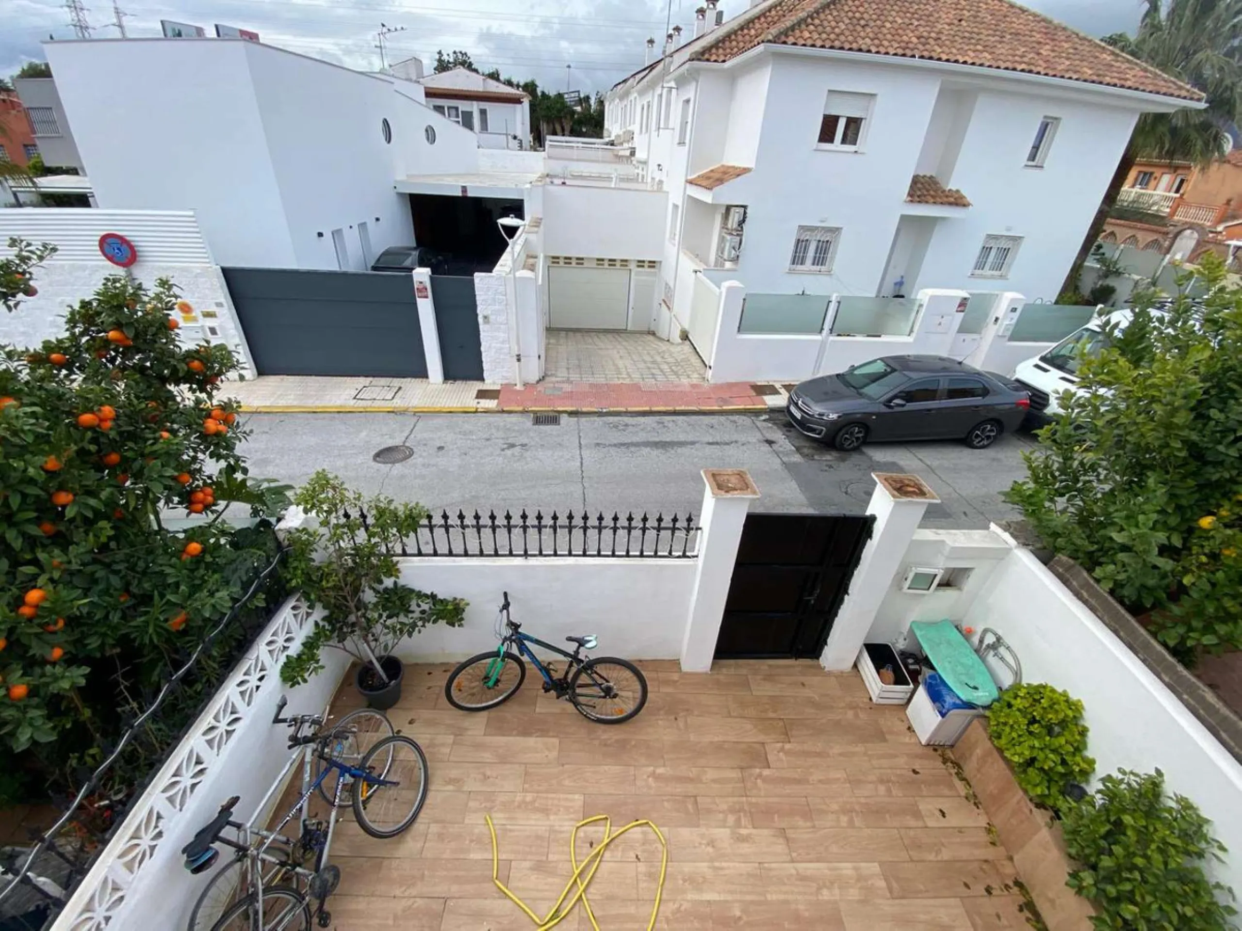 Excellent semi-detached villa for sale in Los Boliches. It sits on a 122 m² plot and has 135 m² of living space. The property features 4 bedrooms and 2 bathrooms, distributed as follows: the ground floor comprises an open-plan entrance hall, living-dining