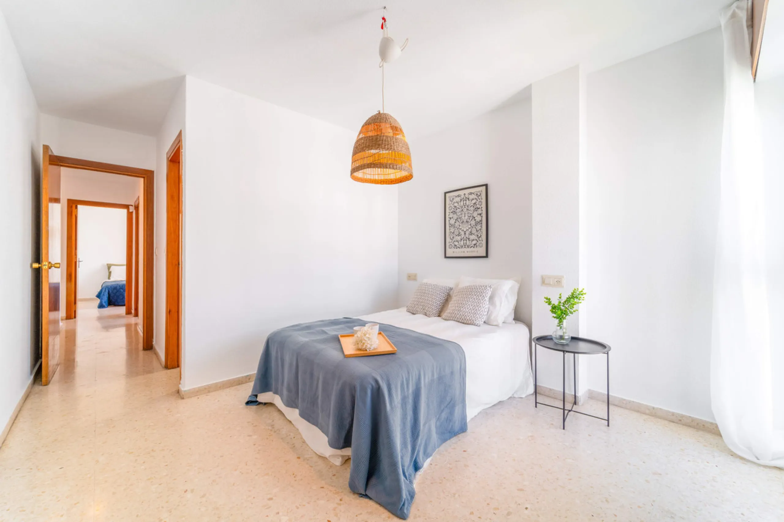 We present this fantastic top-floor apartment, fully exterior, standing out for its spaciousness, brightness, and beautiful open views.