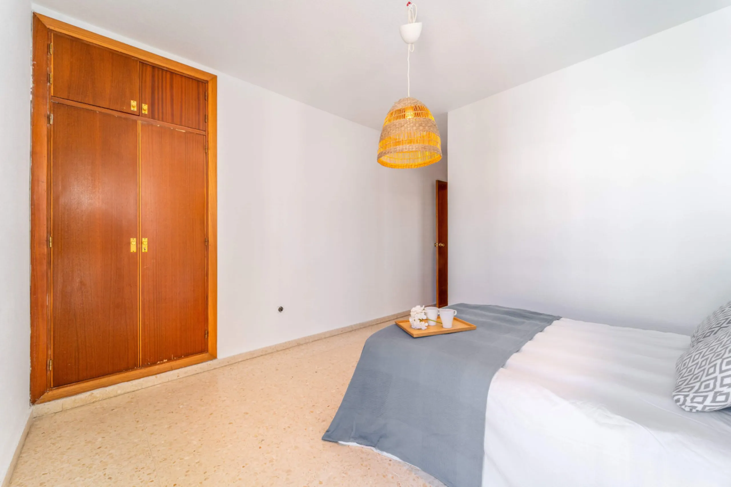 We present this fantastic top-floor apartment, fully exterior, standing out for its spaciousness, brightness, and beautiful open views.