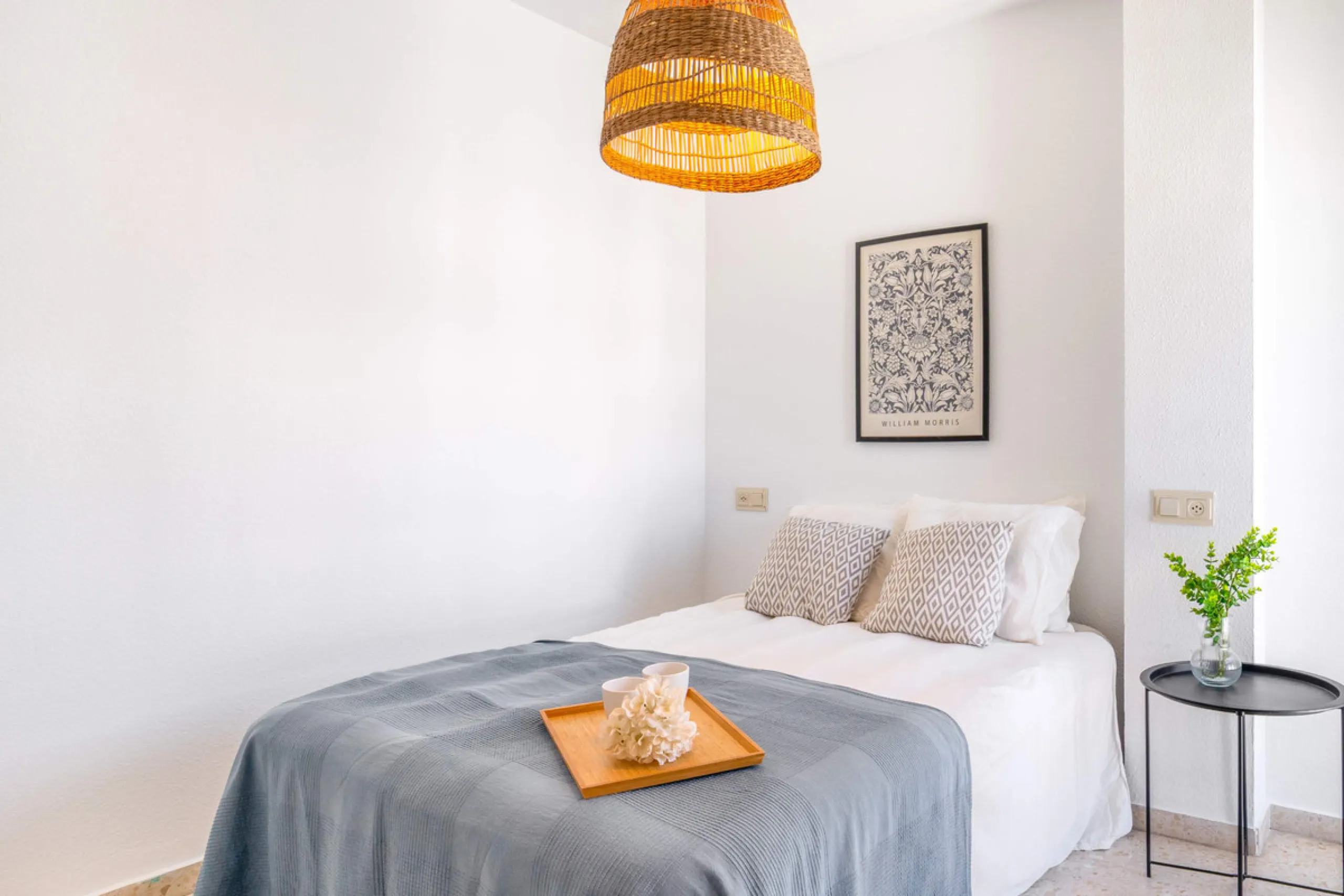 We present this fantastic top-floor apartment, fully exterior, standing out for its spaciousness, brightness, and beautiful open views.