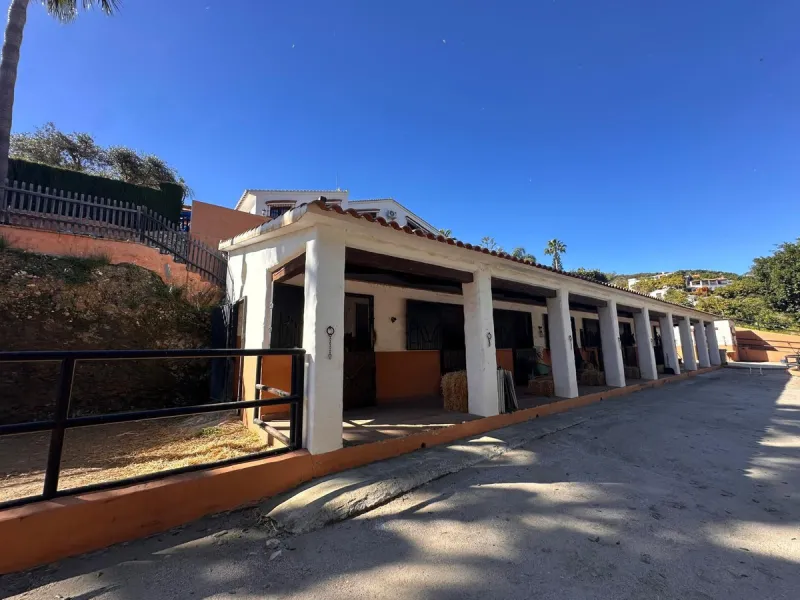 LIVE YOUR EQUESTRIAN DREAM IN THIS SPECTACULAR LUXURY FARMHOUSE!