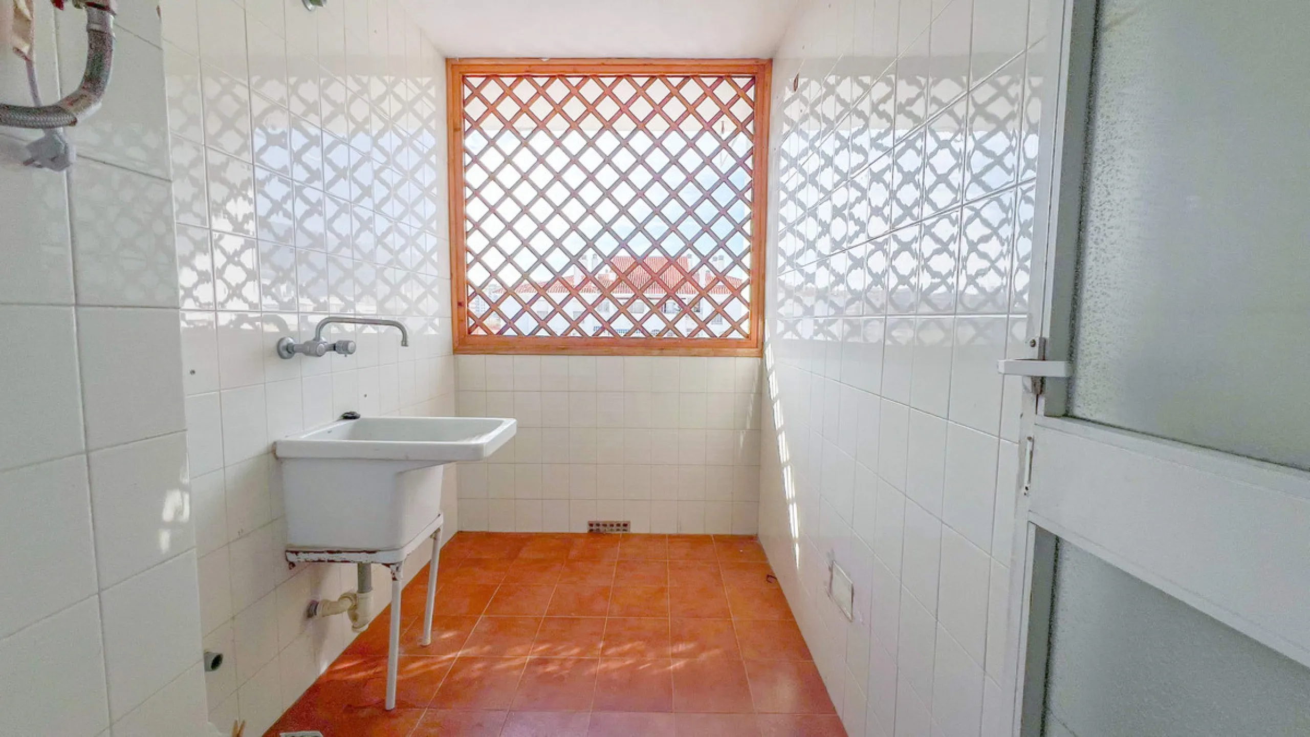 We present this fantastic top-floor apartment, fully exterior, standing out for its spaciousness, brightness, and beautiful open views.