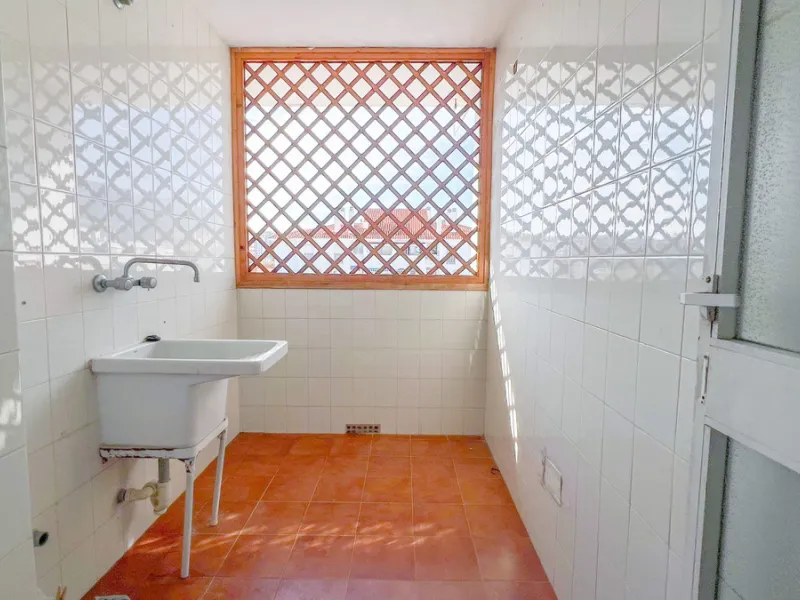 We present this fantastic top-floor apartment, fully exterior, standing out for its spaciousness, brightness, and beautiful open views.