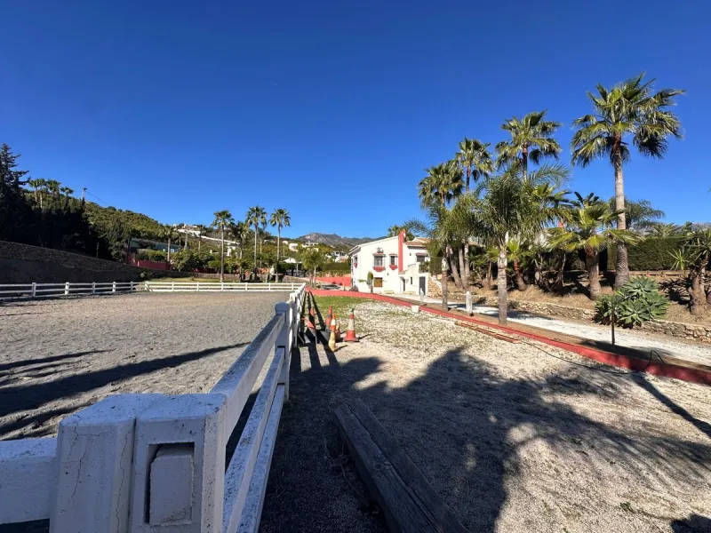 LIVE YOUR EQUESTRIAN DREAM IN THIS SPECTACULAR LUXURY FARMHOUSE!