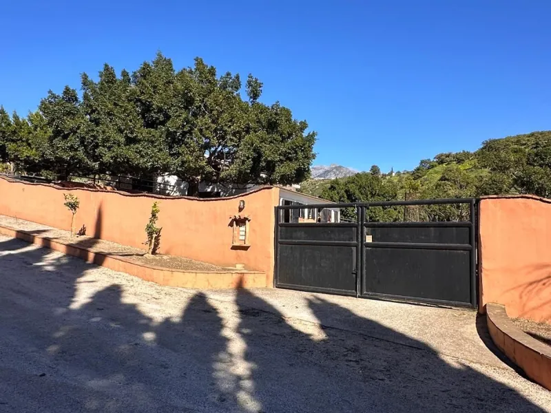 LIVE YOUR EQUESTRIAN DREAM IN THIS SPECTACULAR LUXURY FARMHOUSE!