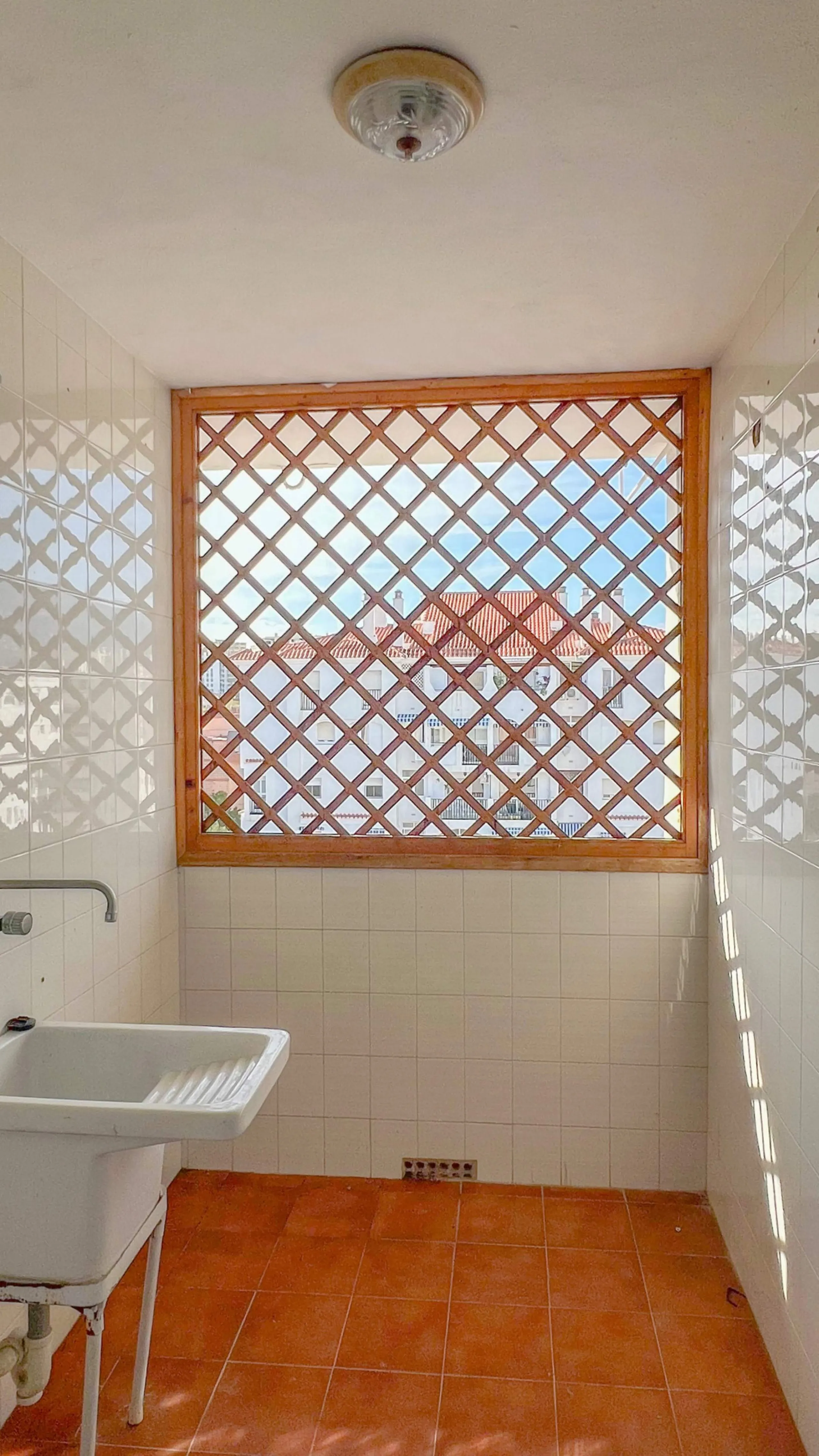 We present this fantastic top-floor apartment, fully exterior, standing out for its spaciousness, brightness, and beautiful open views.