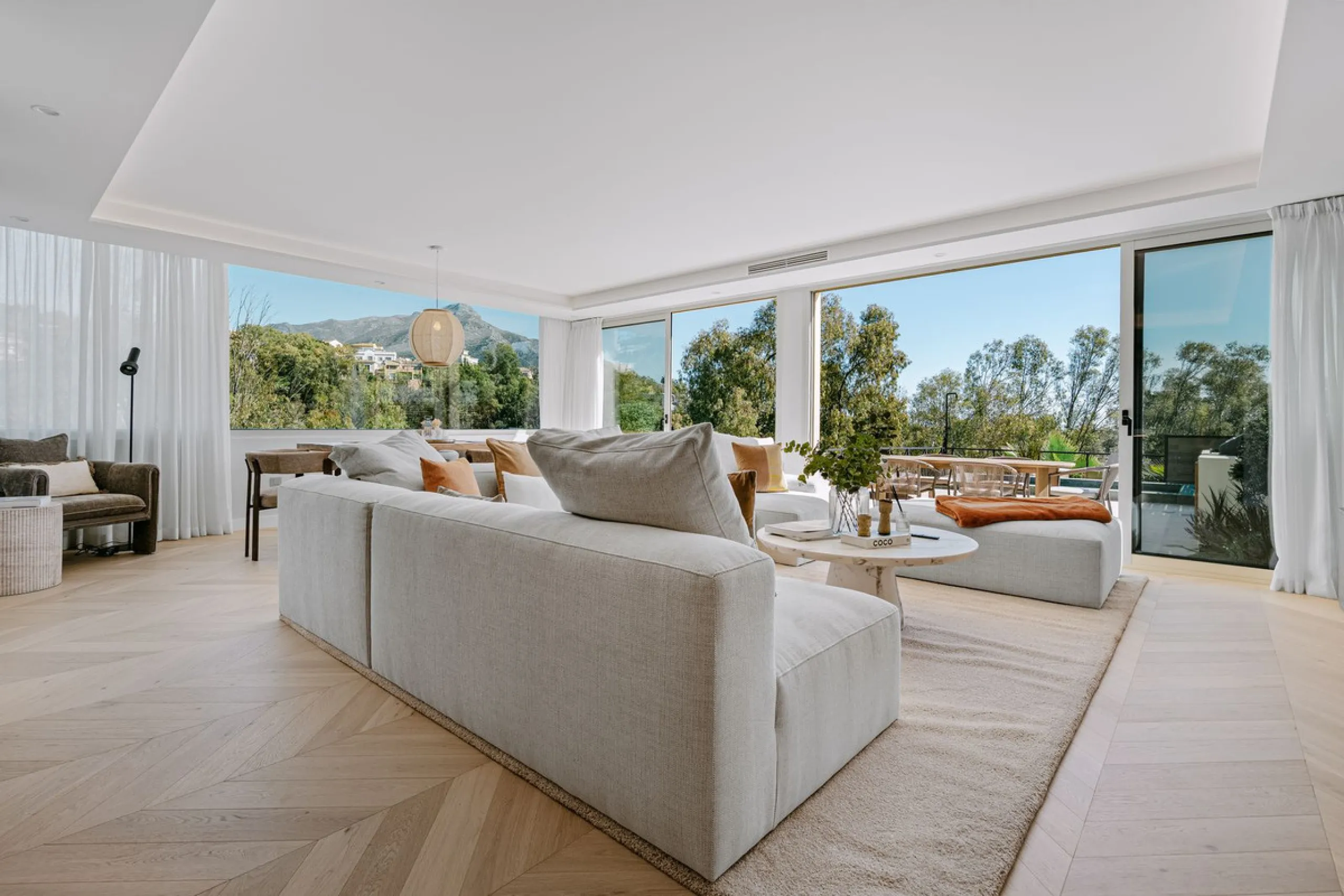 Apartment Vista Lago — Completely renovated luxury 3-bedroom apartment with private pool, BBQ area, and lake & mountain views in Nueva Andalucía