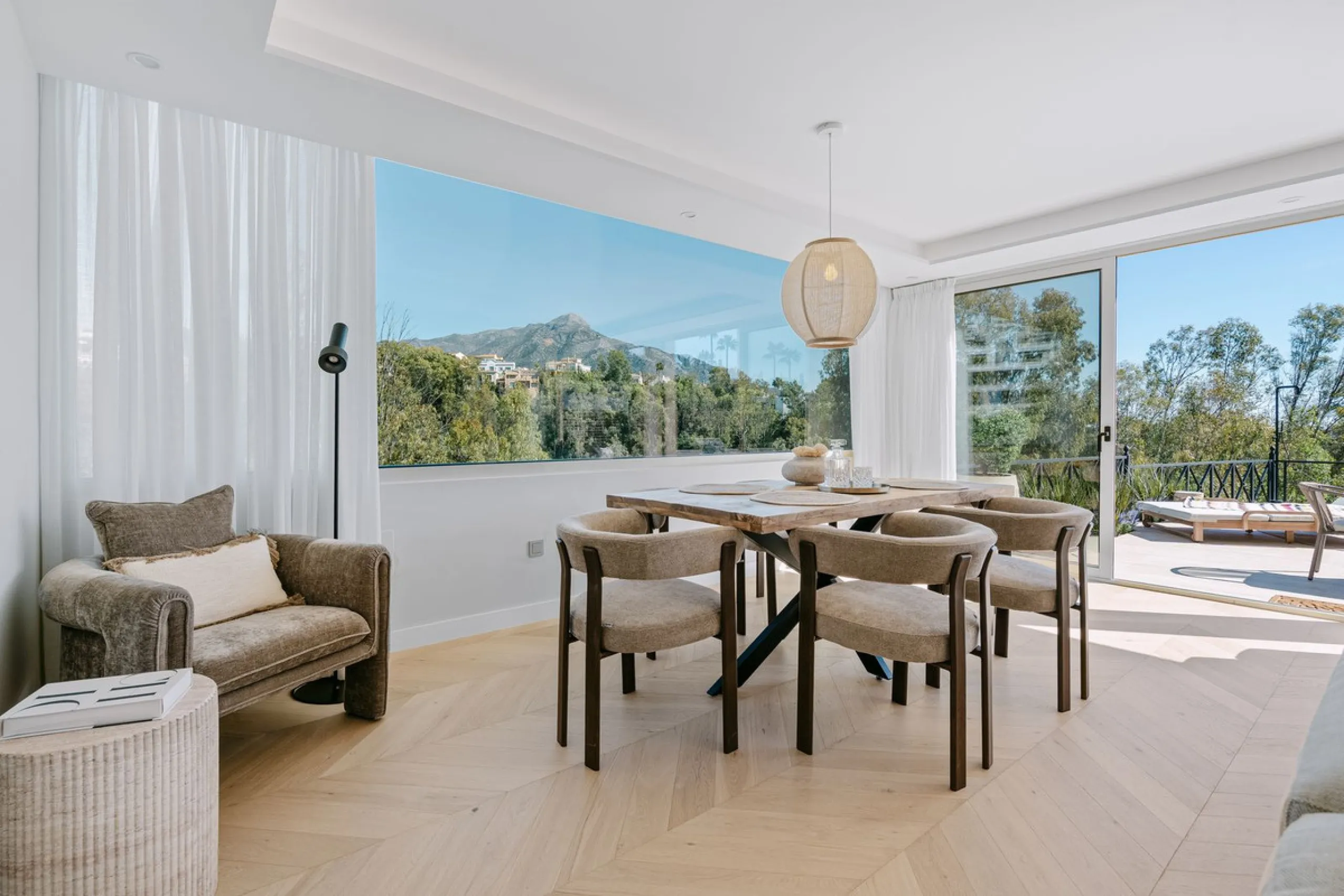 Apartment Vista Lago — Completely renovated luxury 3-bedroom apartment with private pool, BBQ area, and lake & mountain views in Nueva Andalucía