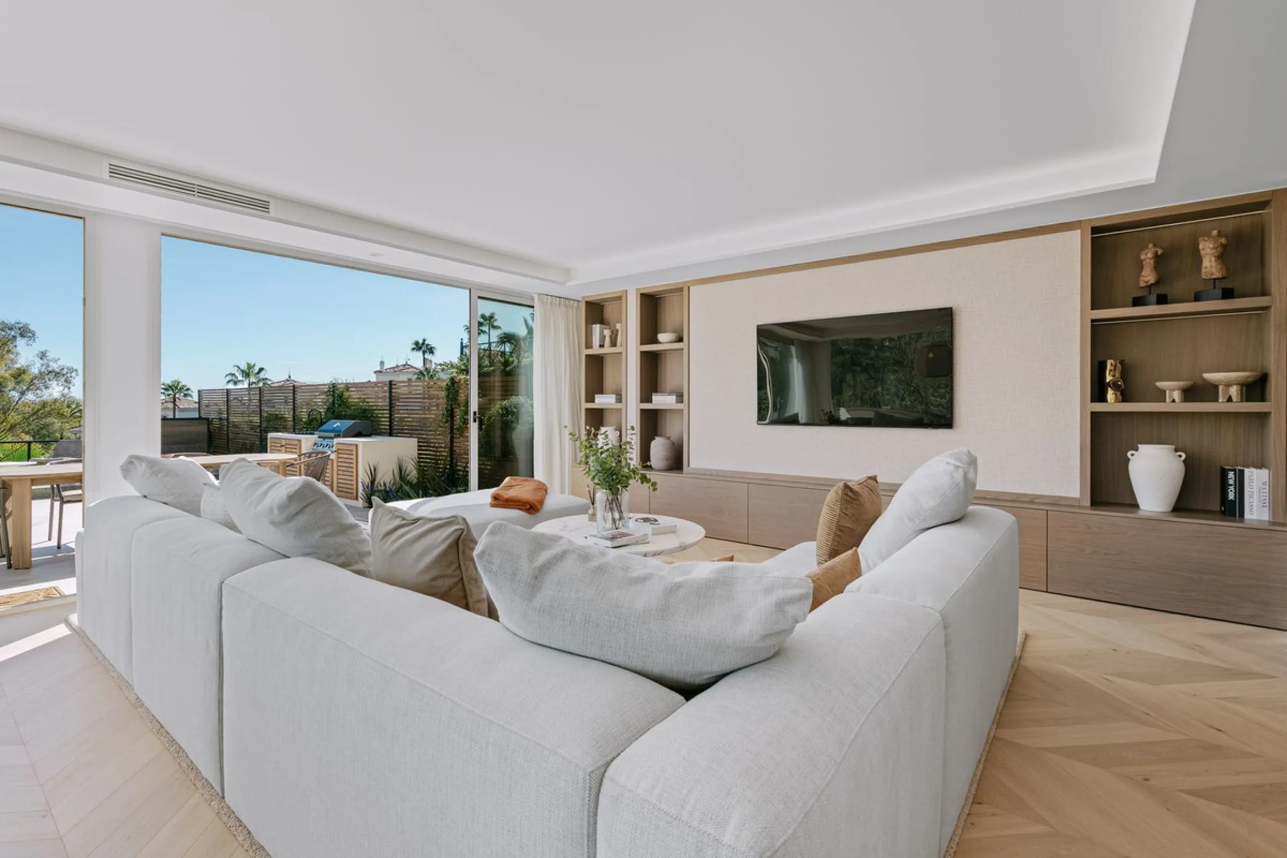 Apartment Vista Lago — Completely renovated luxury 3-bedroom apartment with private pool, BBQ area, and lake & mountain views in Nueva Andalucía