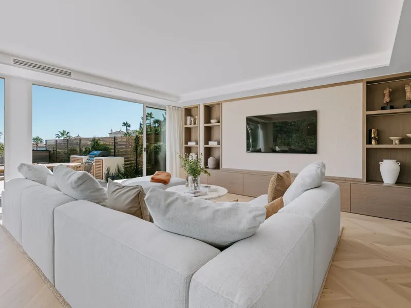 Apartment Vista Lago — Completely renovated luxury 3-bedroom apartment with private pool, BBQ area, and lake & mountain views in Nueva Andalucía