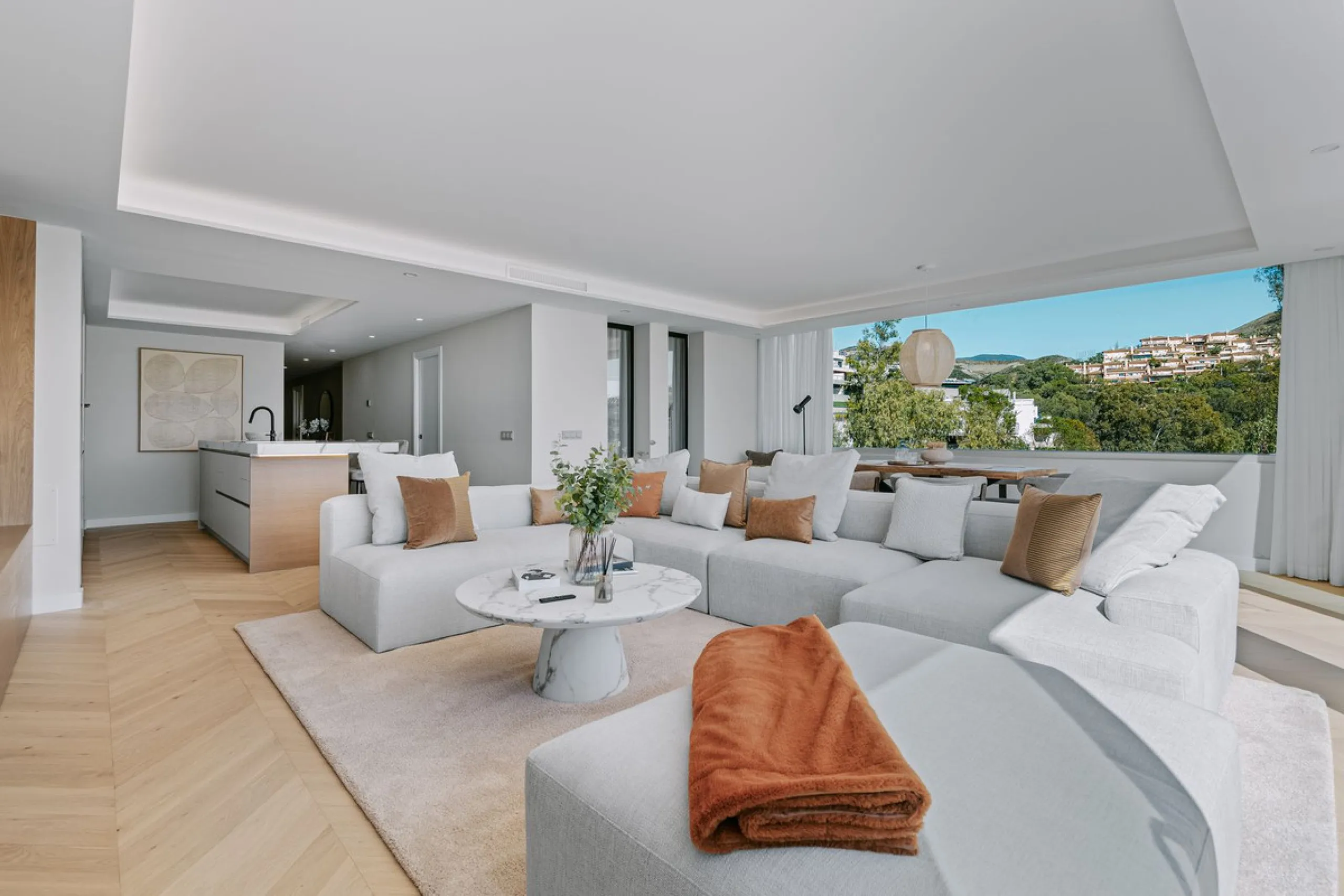 Apartment Vista Lago — Completely renovated luxury 3-bedroom apartment with private pool, BBQ area, and lake & mountain views in Nueva Andalucía