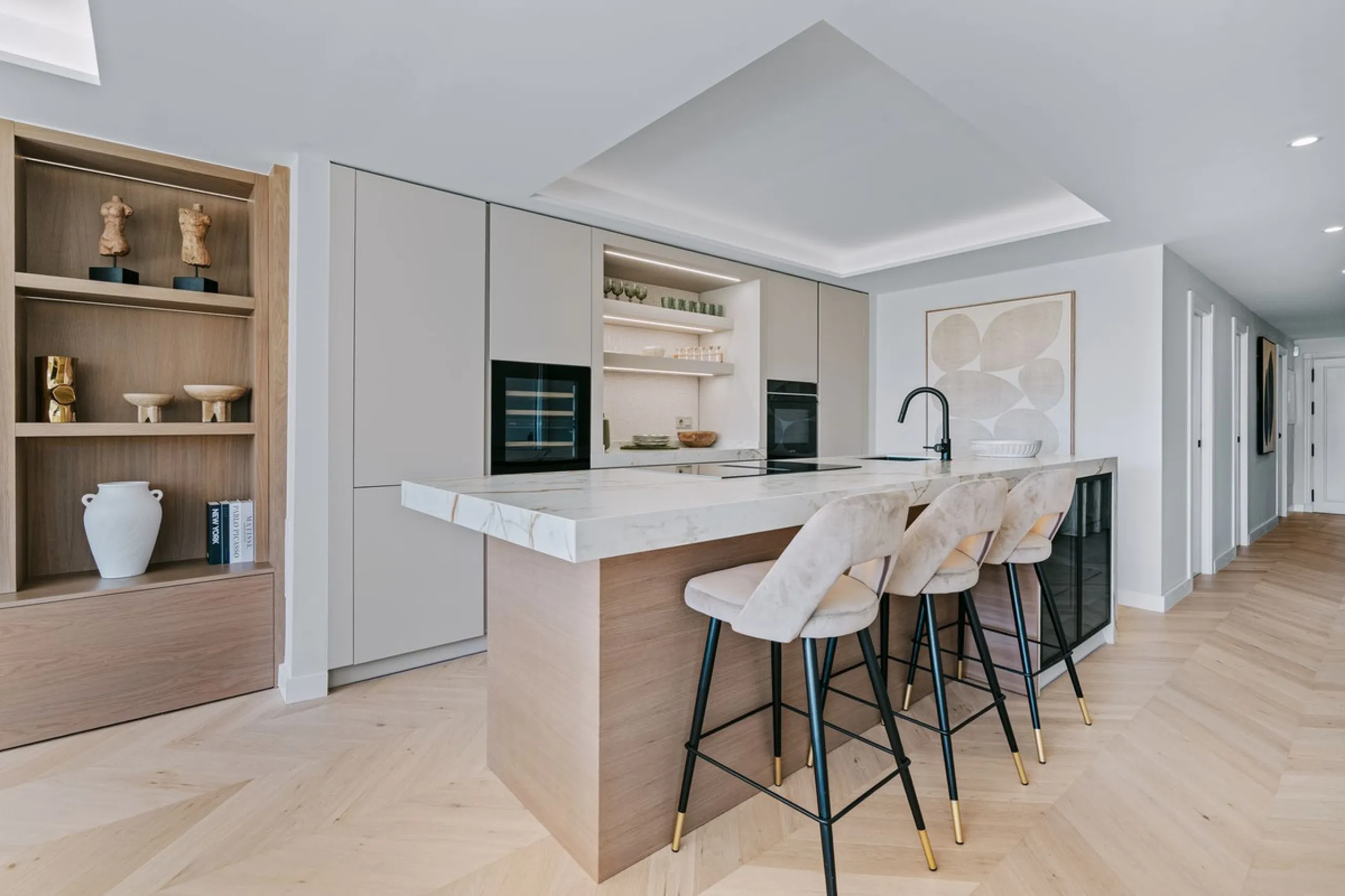 Apartment Vista Lago — Completely renovated luxury 3-bedroom apartment with private pool, BBQ area, and lake & mountain views in Nueva Andalucía