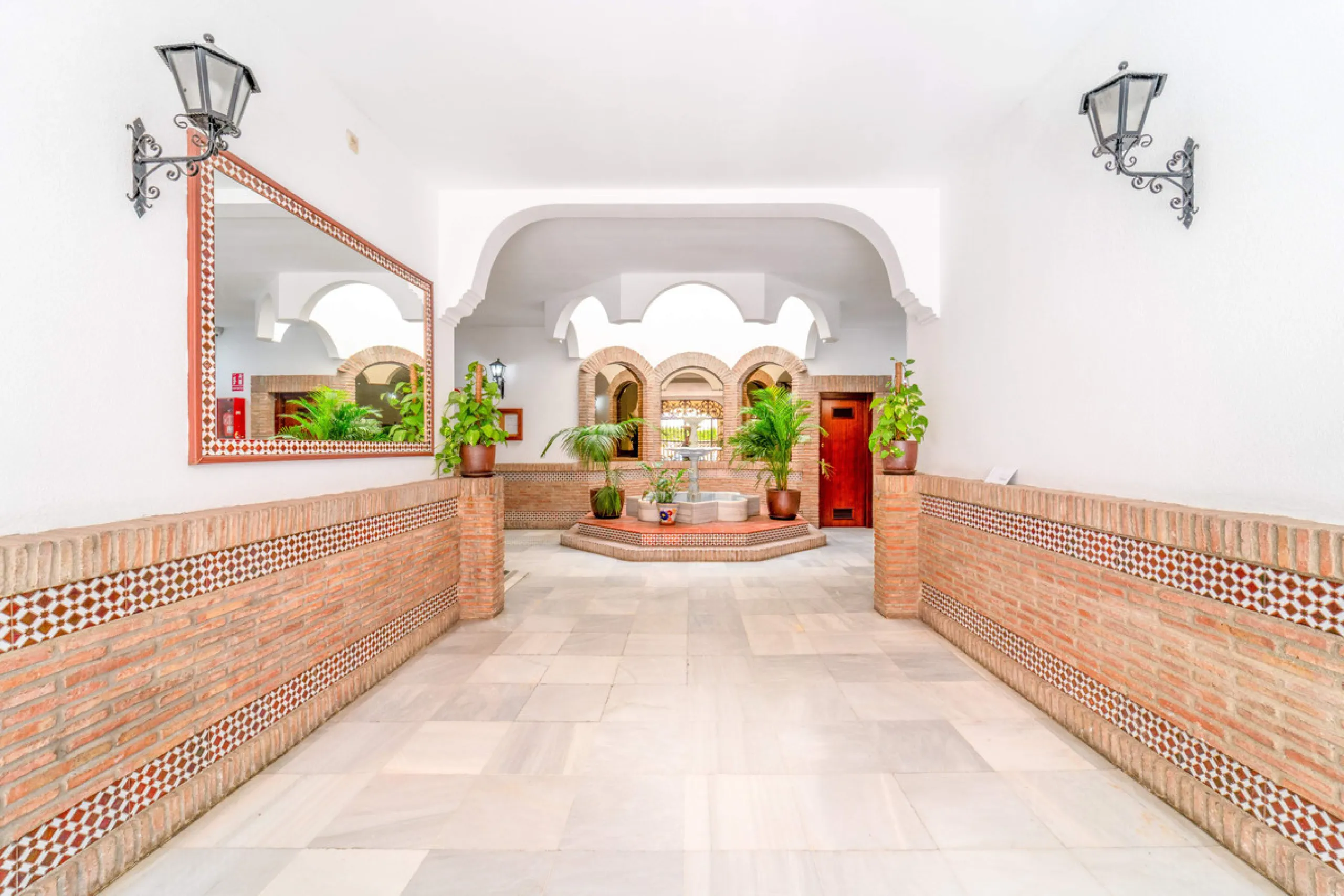 We present this fantastic top-floor apartment, fully exterior, standing out for its spaciousness, brightness, and beautiful open views.