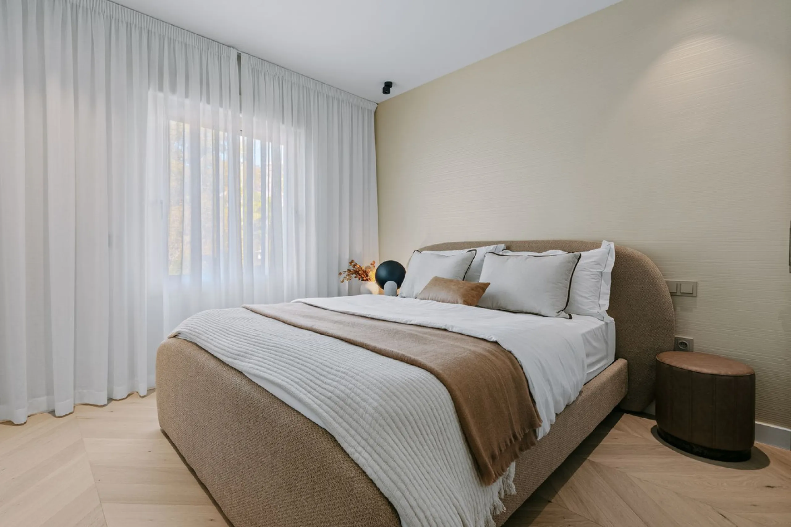Apartment Vista Lago — Completely renovated luxury 3-bedroom apartment with private pool, BBQ area, and lake & mountain views in Nueva Andalucía