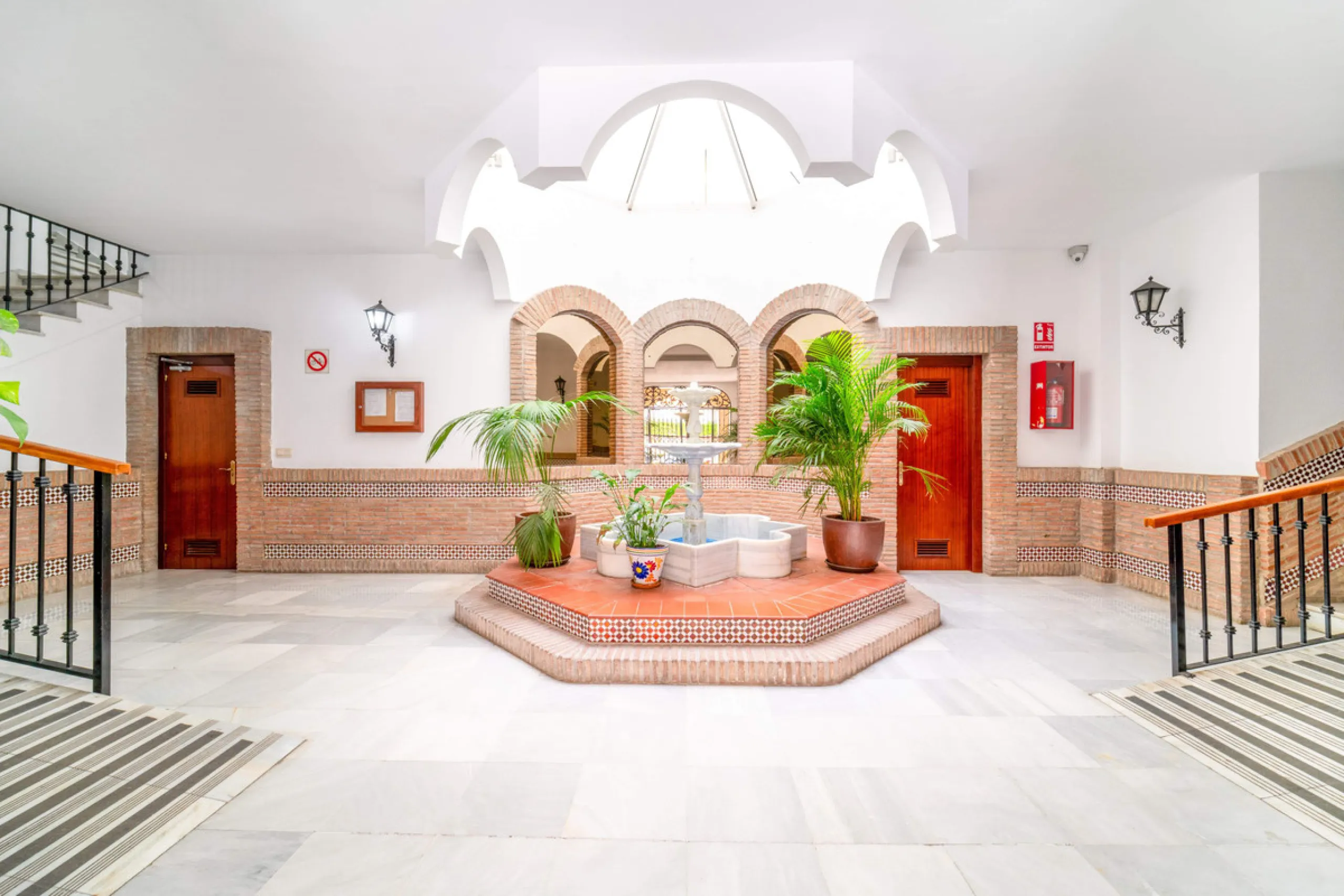 We present this fantastic top-floor apartment, fully exterior, standing out for its spaciousness, brightness, and beautiful open views.