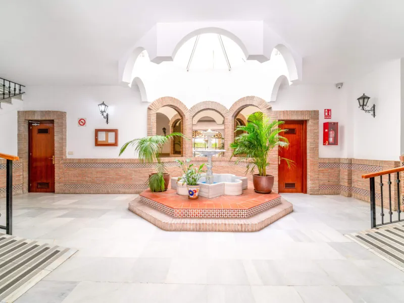 We present this fantastic top-floor apartment, fully exterior, standing out for its spaciousness, brightness, and beautiful open views.