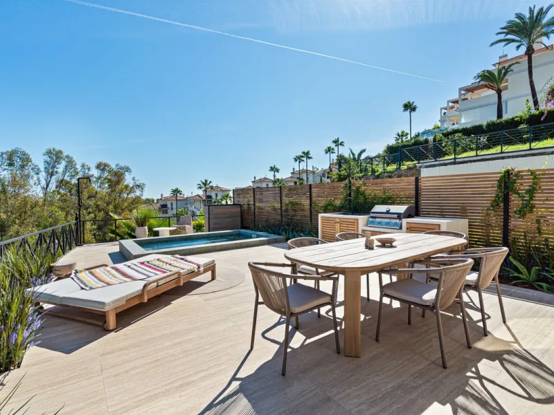 Apartment Vista Lago — Completely renovated luxury 3-bedroom apartment with private pool, BBQ area, and lake & mountain views in Nueva Andalucía