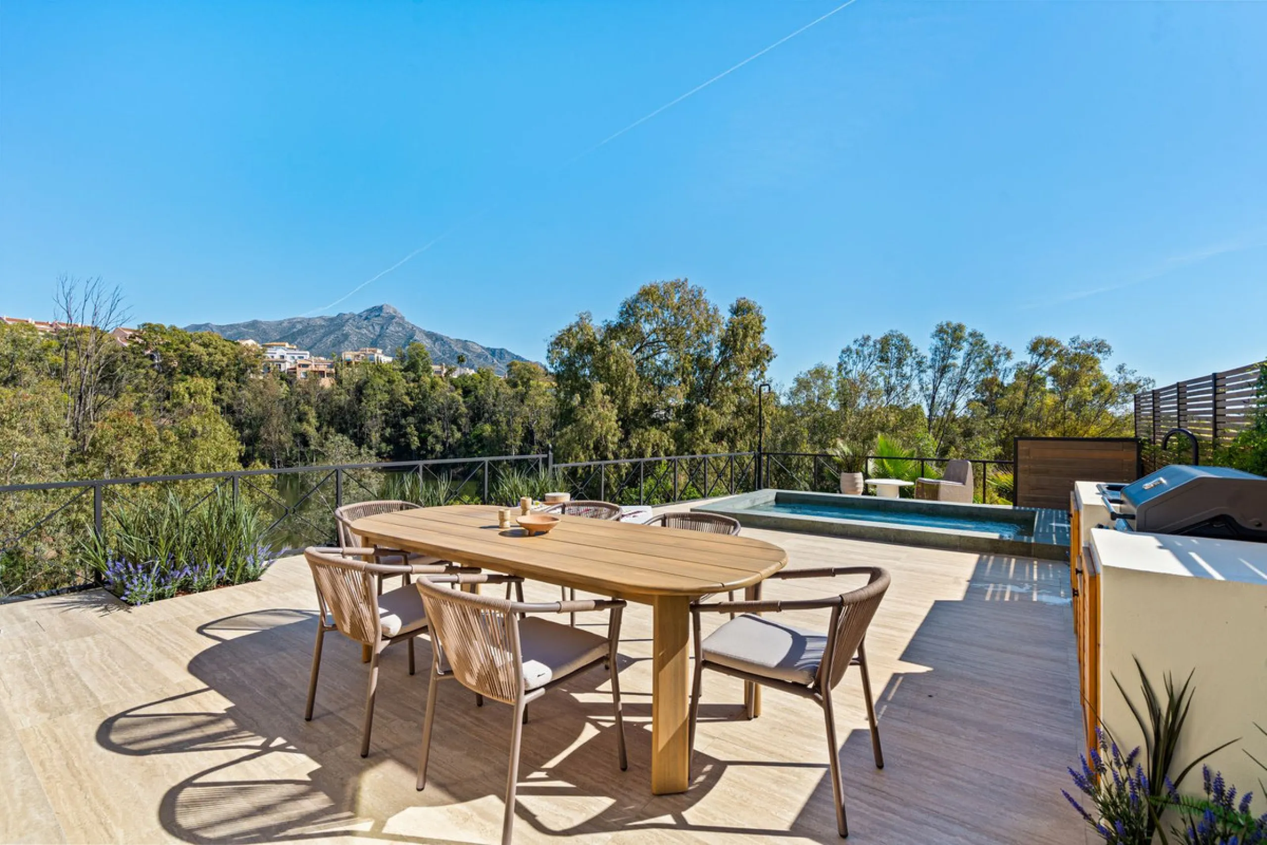Apartment Vista Lago — Completely renovated luxury 3-bedroom apartment with private pool, BBQ area, and lake & mountain views in Nueva Andalucía