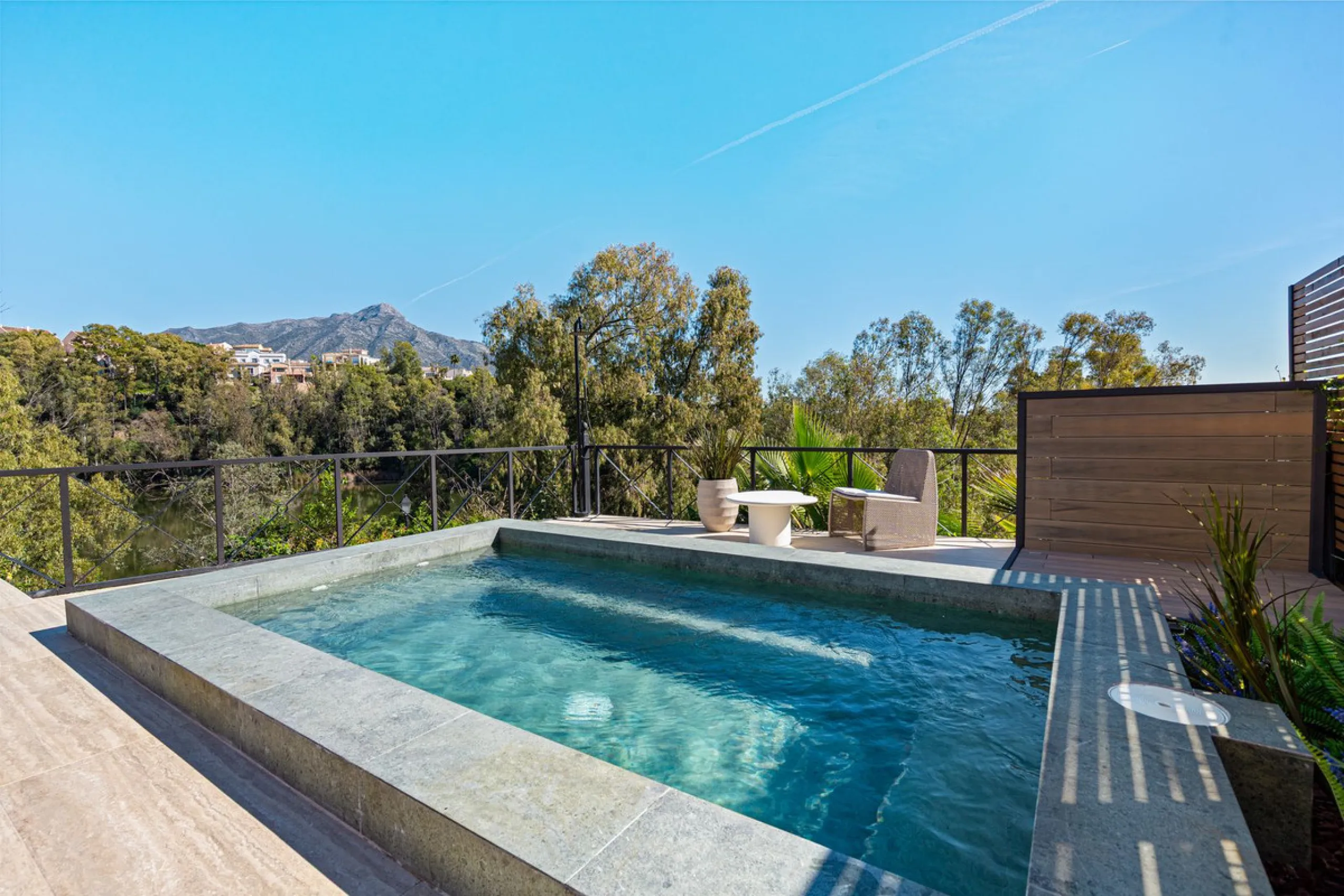 Apartment Vista Lago — Completely renovated luxury 3-bedroom apartment with private pool, BBQ area, and lake & mountain views in Nueva Andalucía