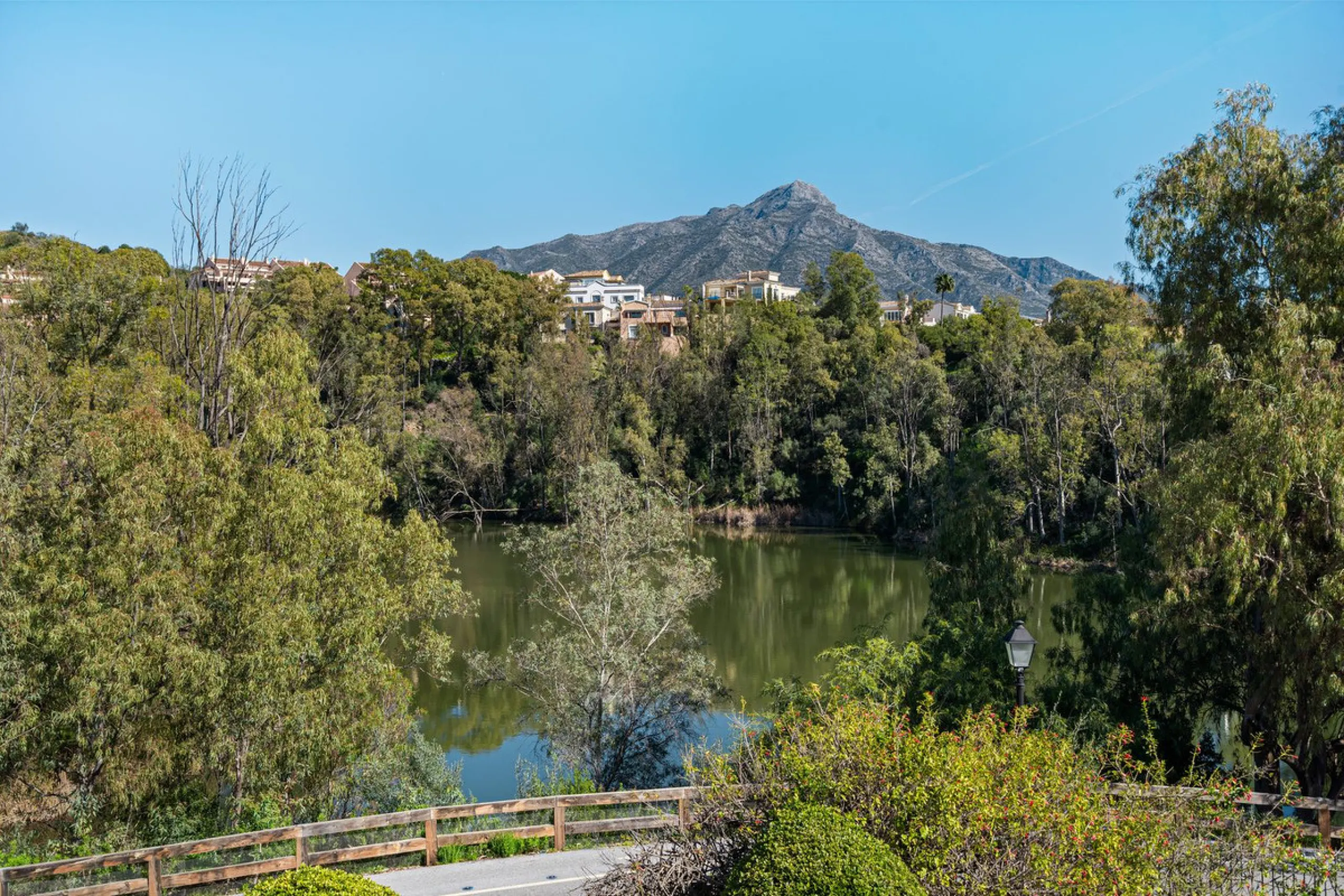Apartment Vista Lago — Completely renovated luxury 3-bedroom apartment with private pool, BBQ area, and lake & mountain views in Nueva Andalucía