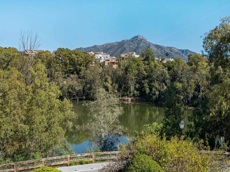 Apartment Vista Lago — Completely renovated luxury 3-bedroom apartment with private pool, BBQ area, and lake & mountain views in Nueva Andalucía
