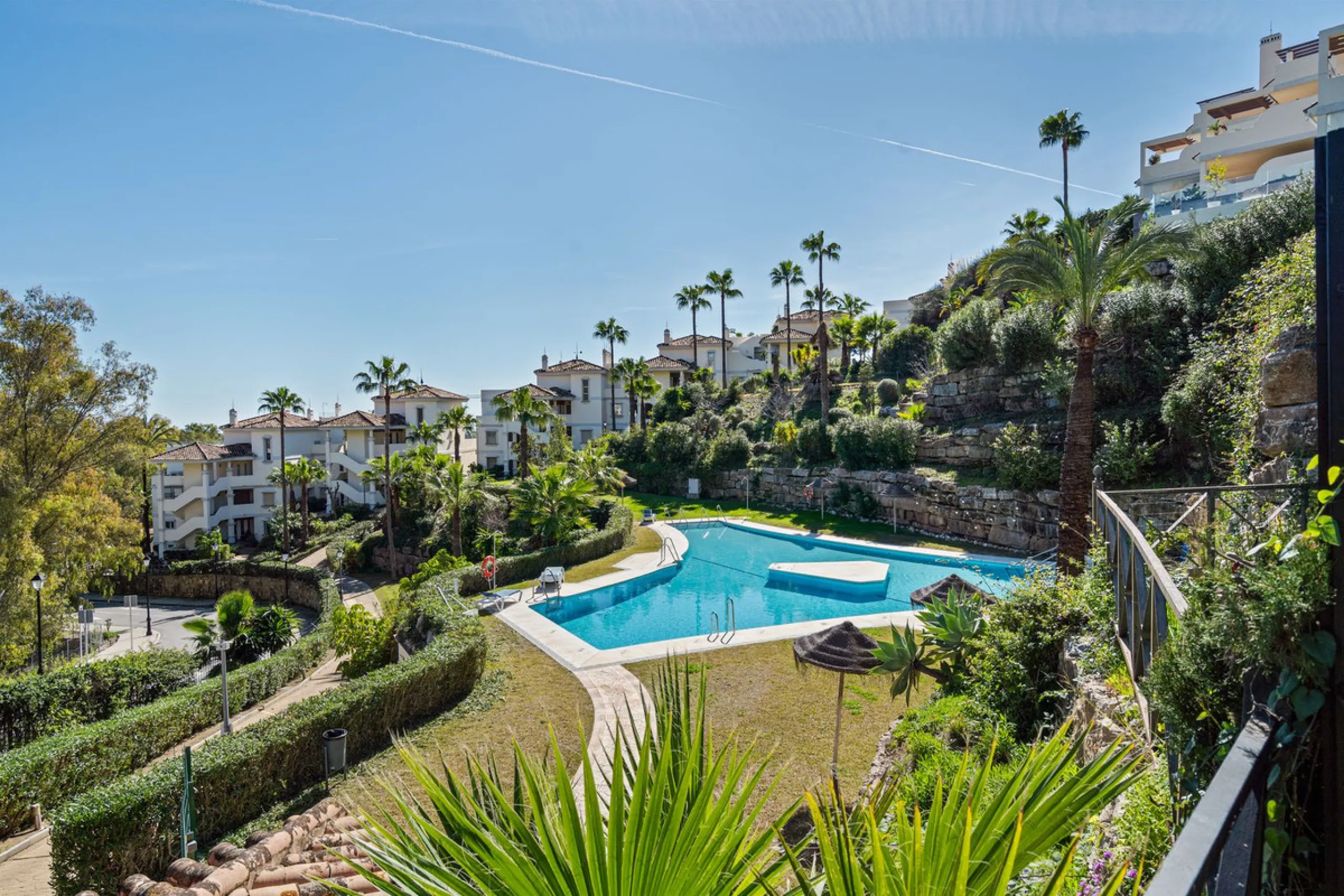Apartment Vista Lago — Completely renovated luxury 3-bedroom apartment with private pool, BBQ area, and lake & mountain views in Nueva Andalucía