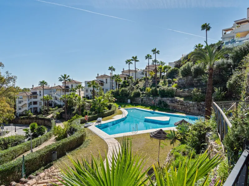 Apartment Vista Lago — Completely renovated luxury 3-bedroom apartment with private pool, BBQ area, and lake & mountain views in Nueva Andalucía