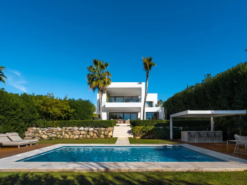Set within the prestigious, fully gated Los Olivos community with 24/7 security, this contemporary villa sits on the largest plot in the development, offering unmatched privacy, space, and a prime location. Occupying a generous 1,351 m² plot, the property