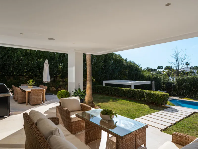 Set within the prestigious, fully gated Los Olivos community with 24/7 security, this contemporary villa sits on the largest plot in the development, offering unmatched privacy, space, and a prime location. Occupying a generous 1,351 m² plot, the property