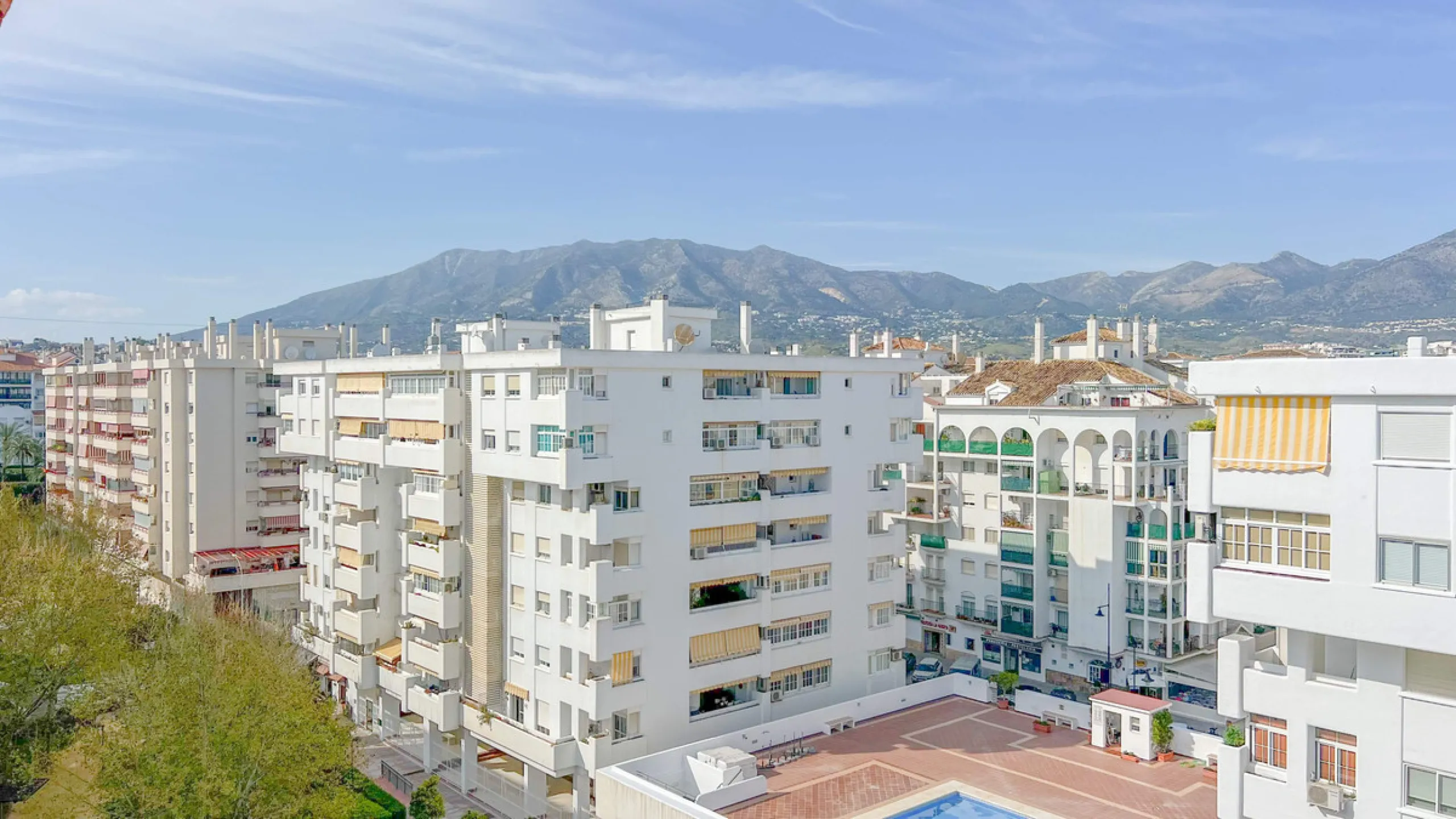 We present this fantastic top-floor apartment, fully exterior, standing out for its spaciousness, brightness, and beautiful open views.