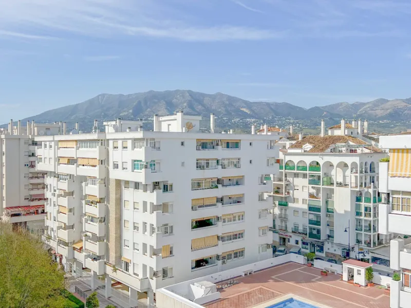 We present this fantastic top-floor apartment, fully exterior, standing out for its spaciousness, brightness, and beautiful open views.