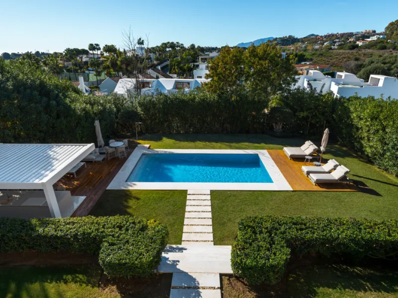 Set within the prestigious, fully gated Los Olivos community with 24/7 security, this contemporary villa sits on the largest plot in the development, offering unmatched privacy, space, and a prime location. Occupying a generous 1,351 m² plot, the property