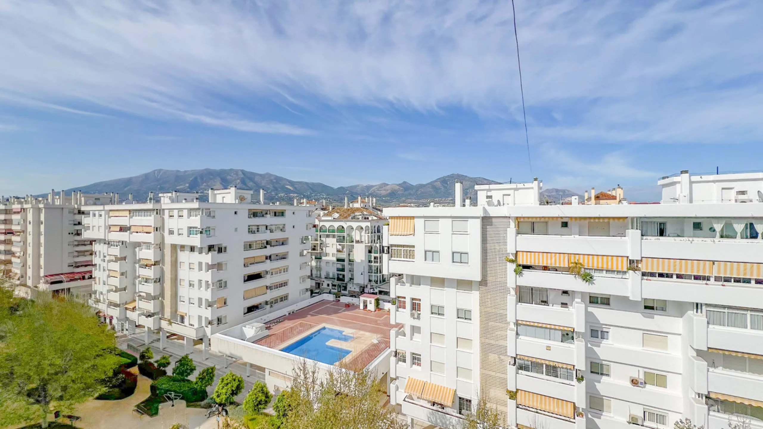 We present this fantastic top-floor apartment, fully exterior, standing out for its spaciousness, brightness, and beautiful open views.