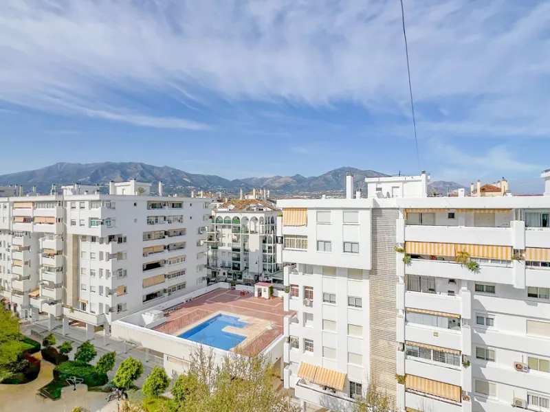 We present this fantastic top-floor apartment, fully exterior, standing out for its spaciousness, brightness, and beautiful open views.