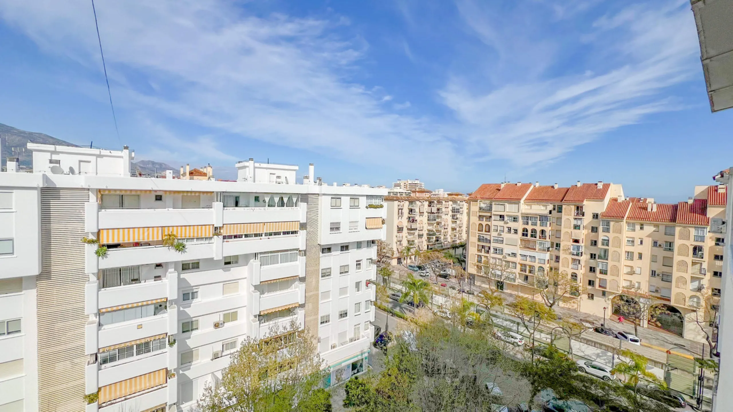 We present this fantastic top-floor apartment, fully exterior, standing out for its spaciousness, brightness, and beautiful open views.